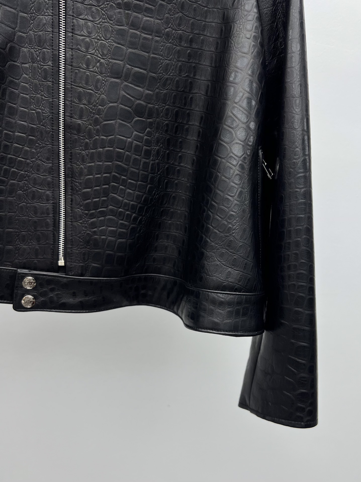 “Loewe Lamb Skin Single-Handed Female Suit with Dustproof Bags – Crocodile Texture, Asymmetrical Zippers” - 图片 5