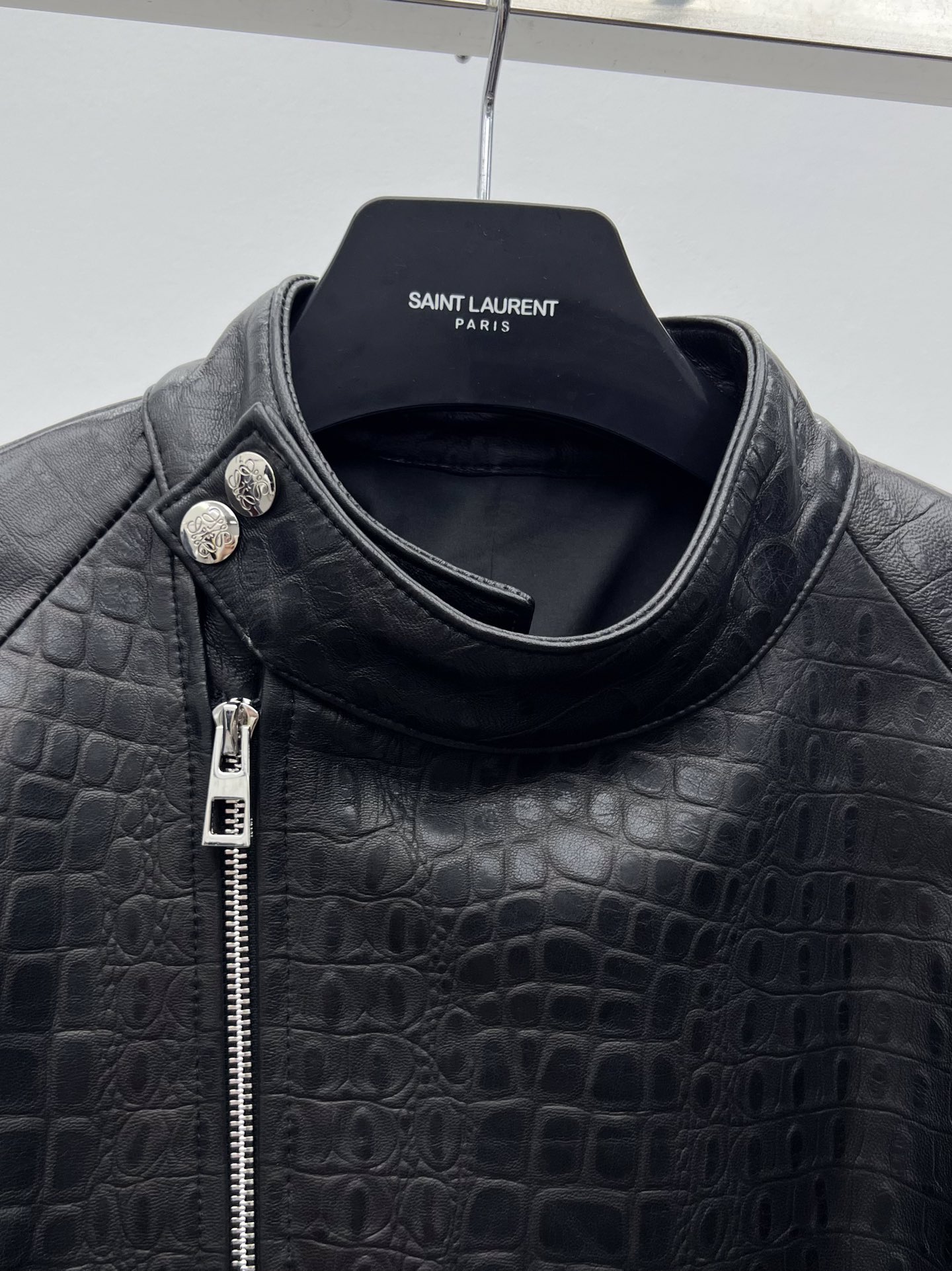 “Loewe Lamb Skin Single-Handed Female Suit with Dustproof Bags – Crocodile Texture, Asymmetrical Zippers” - 图片 2