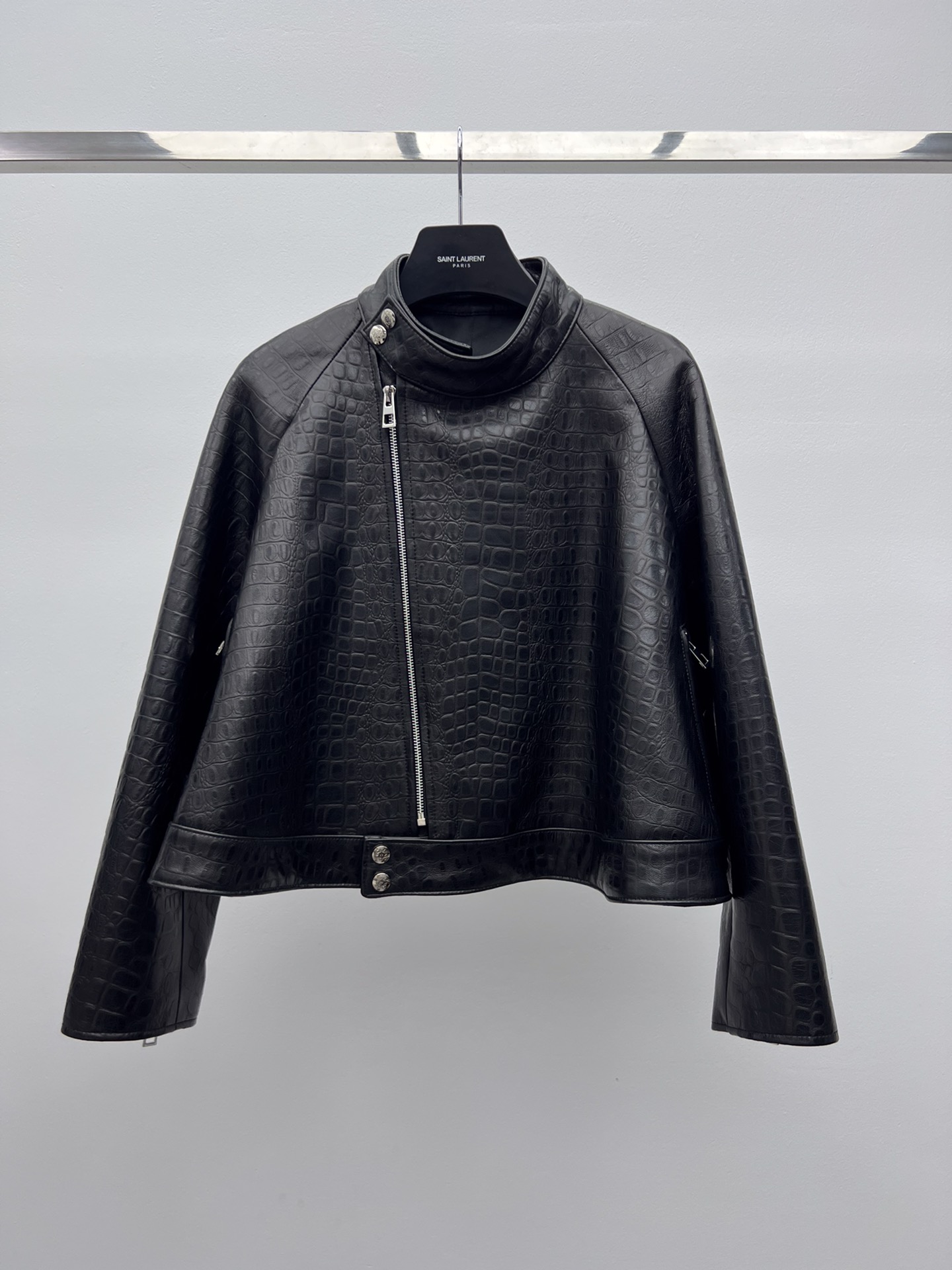 “Loewe Lamb Skin Single-Handed Female Suit with Dustproof Bags – Crocodile Texture, Asymmetrical Zippers”