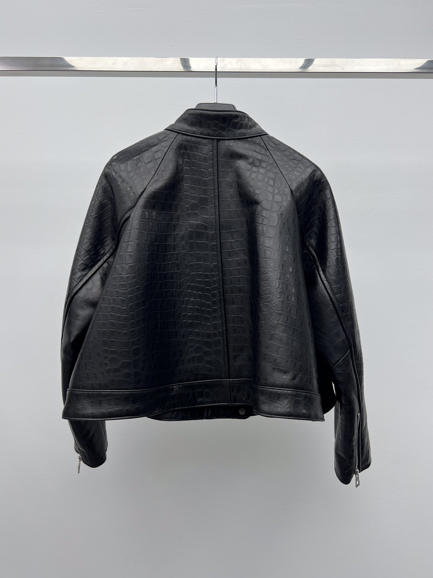 “Loewe Lamb Skin Single-Handed Female Suit with Dustproof Bags – Crocodile Texture, Asymmetrical Zippers” - 图片 6