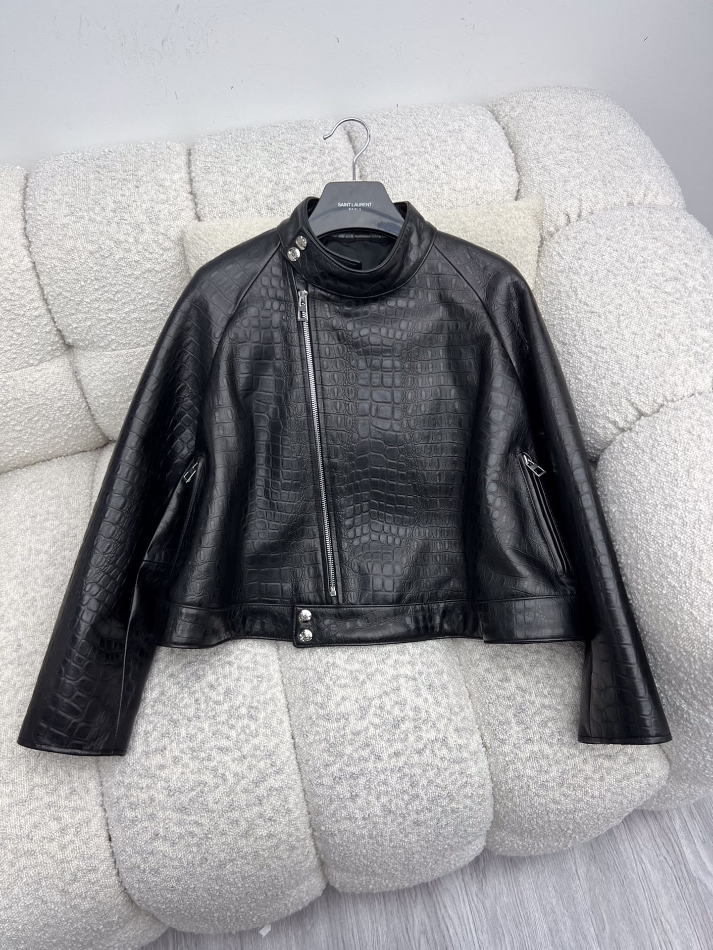 “Loewe Lamb Skin Single-Handed Female Suit with Dustproof Bags – Crocodile Texture, Asymmetrical Zippers” - 图片 8