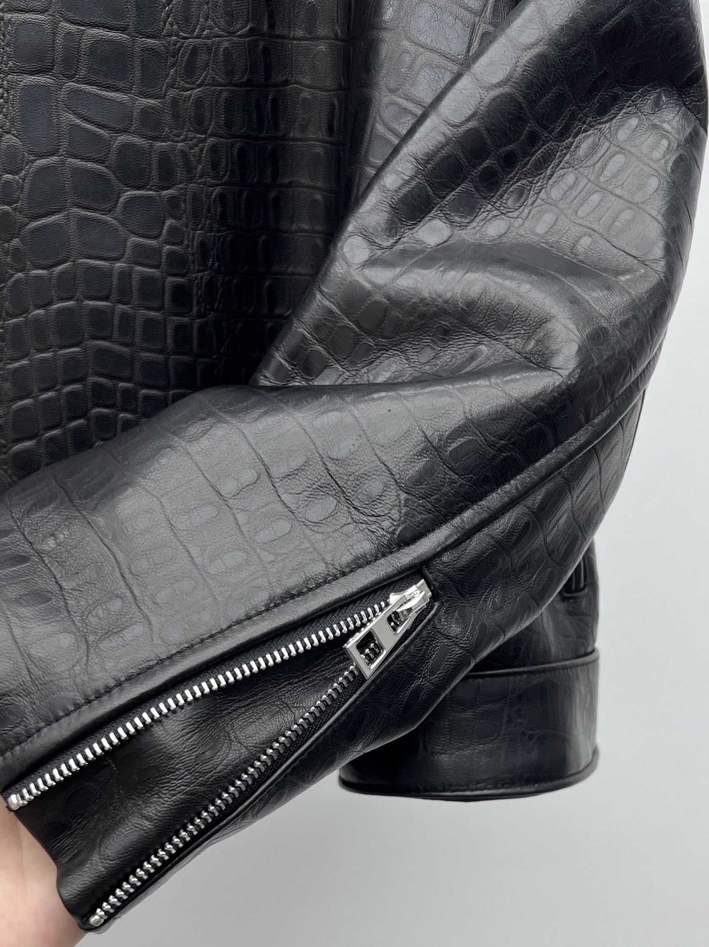 “Loewe Lamb Skin Single-Handed Female Suit with Dustproof Bags – Crocodile Texture, Asymmetrical Zippers” - 图片 4
