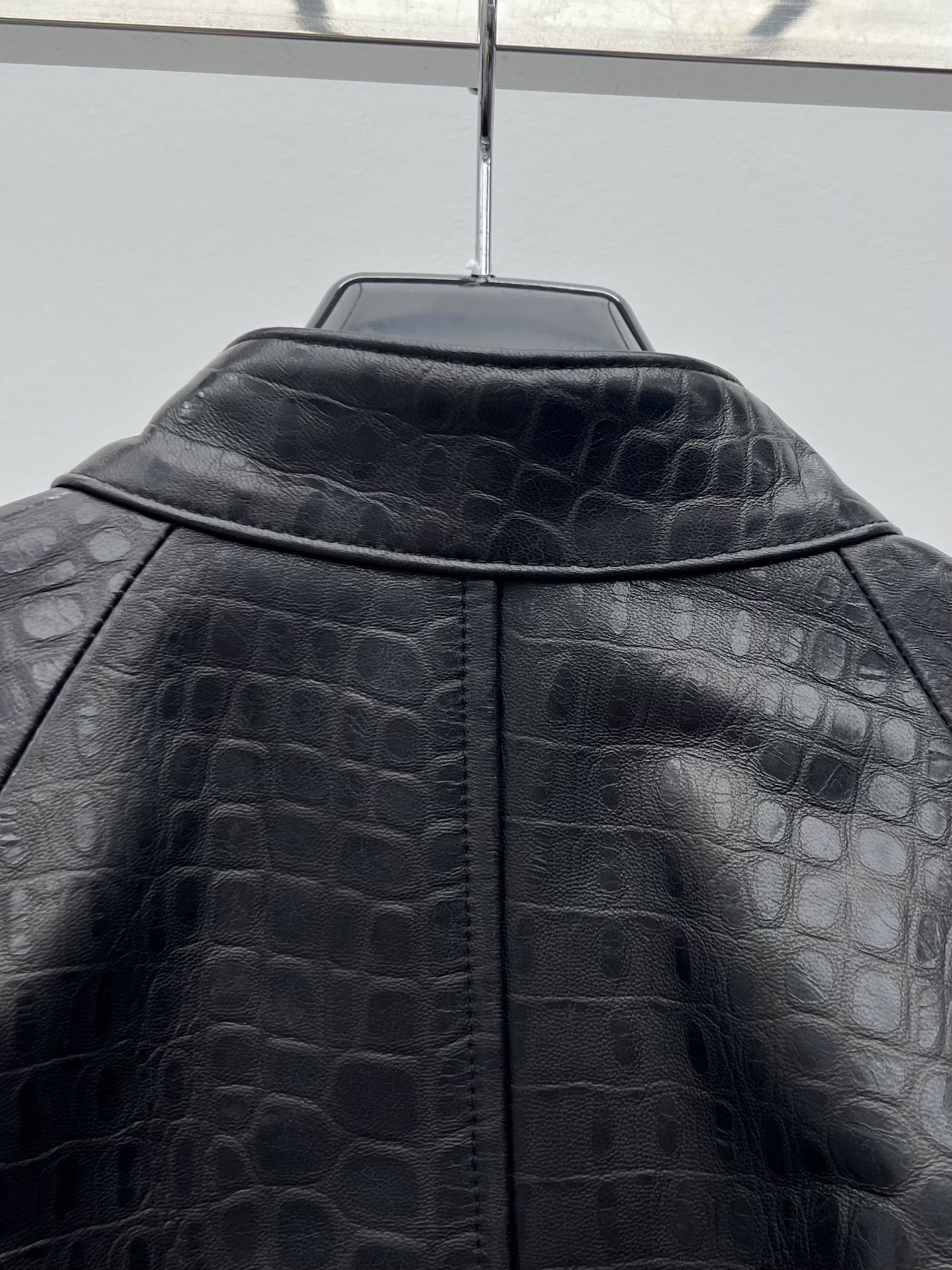 “Loewe Lamb Skin Single-Handed Female Suit with Dustproof Bags – Crocodile Texture, Asymmetrical Zippers” - 图片 7