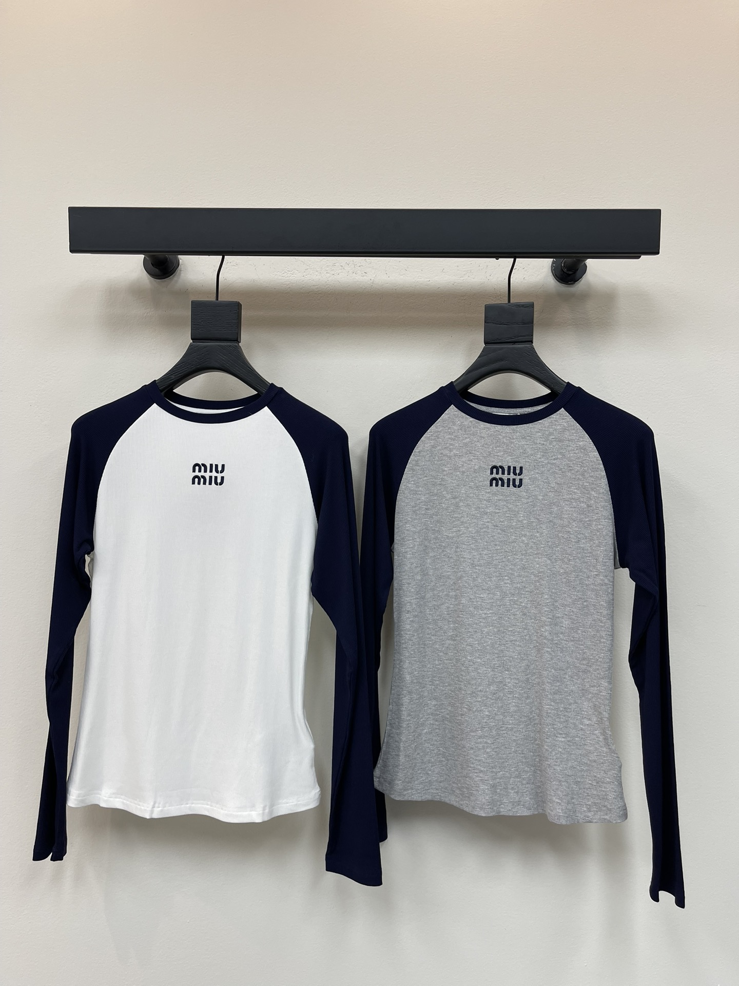 NO:464369,Miumi*25 early autumn new embroidered letter contrast base shirt with long sleeves, using 260g high elastic thread knitted fabric, three-dimensional embroidered letter logo, horn sleeve splicing contrasting process, slim fit style, slim and figure, the turning worker's line is flat and delicate SML,,miumiu,alexander wang19860909Miumi*25早秋新款刺绣字母撞色打底衫长袖 采用260g高弹力螺纹针织面料 立体刺绣字母logo 牛角袖拼接撞色工艺 修身版型 显瘦显身材 车工走线平整细腻 SML,,miumiu,alexander wang,Women's clothing