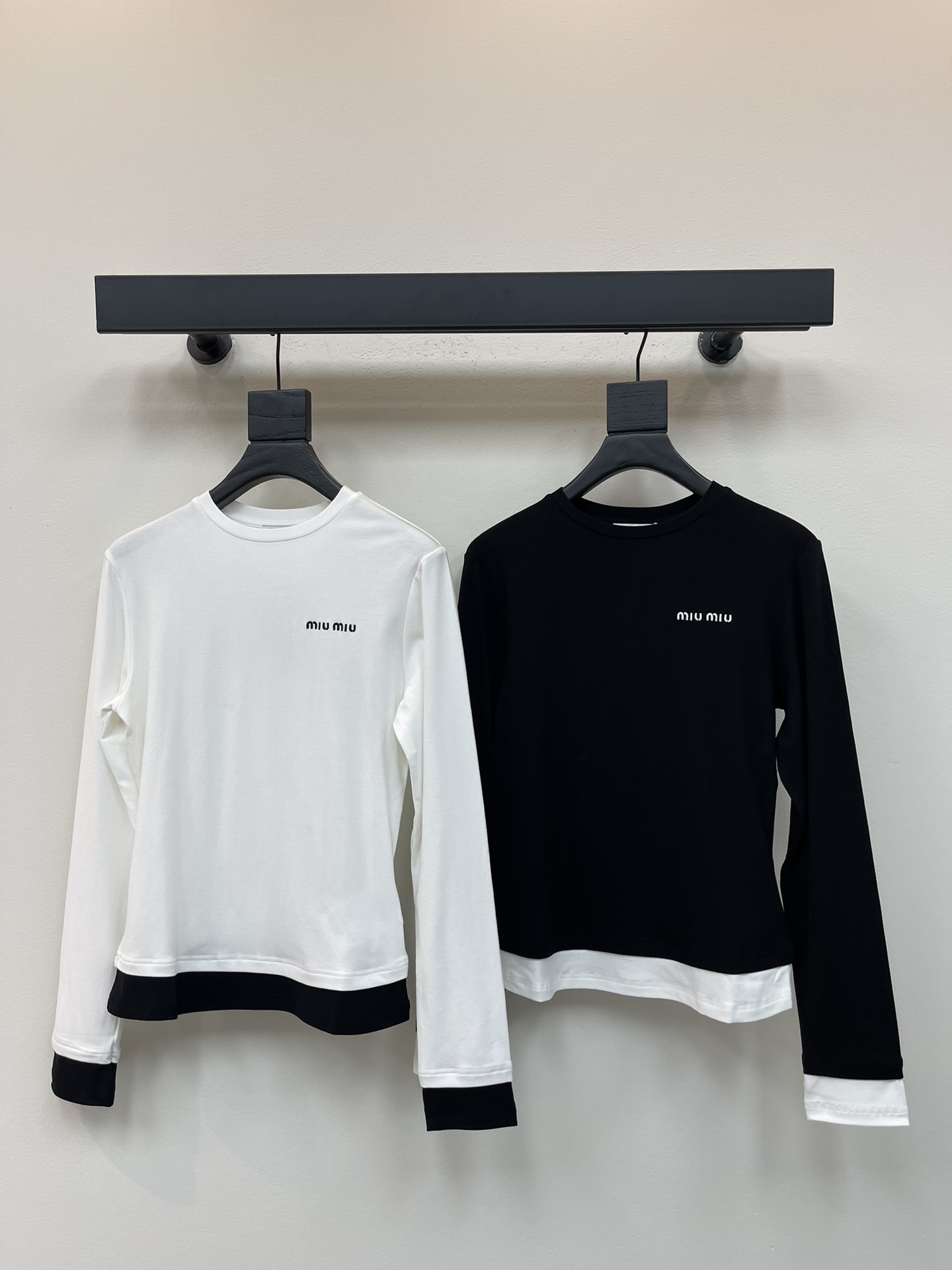 NO:464354,Miumi*25 early autumn new embroidered letter contrast cuff base shirt long sleeves fixed cotton elastic fabric soft and comfortable fabric with elasticity embroidered letter design slim fit style slim to show the figure The turning worker's line is flat and delicate SML,,miumiu,alexander wang19860909Miumi*25早秋新款刺绣字母撞色袖口打底衫长袖 定棉弹面料 面料柔软舒适 自带弹力 刺绣字母设计 修身版型 显瘦显身材 车工走线平整细腻 SML,,miumiu,alexander wang,Women's clothing