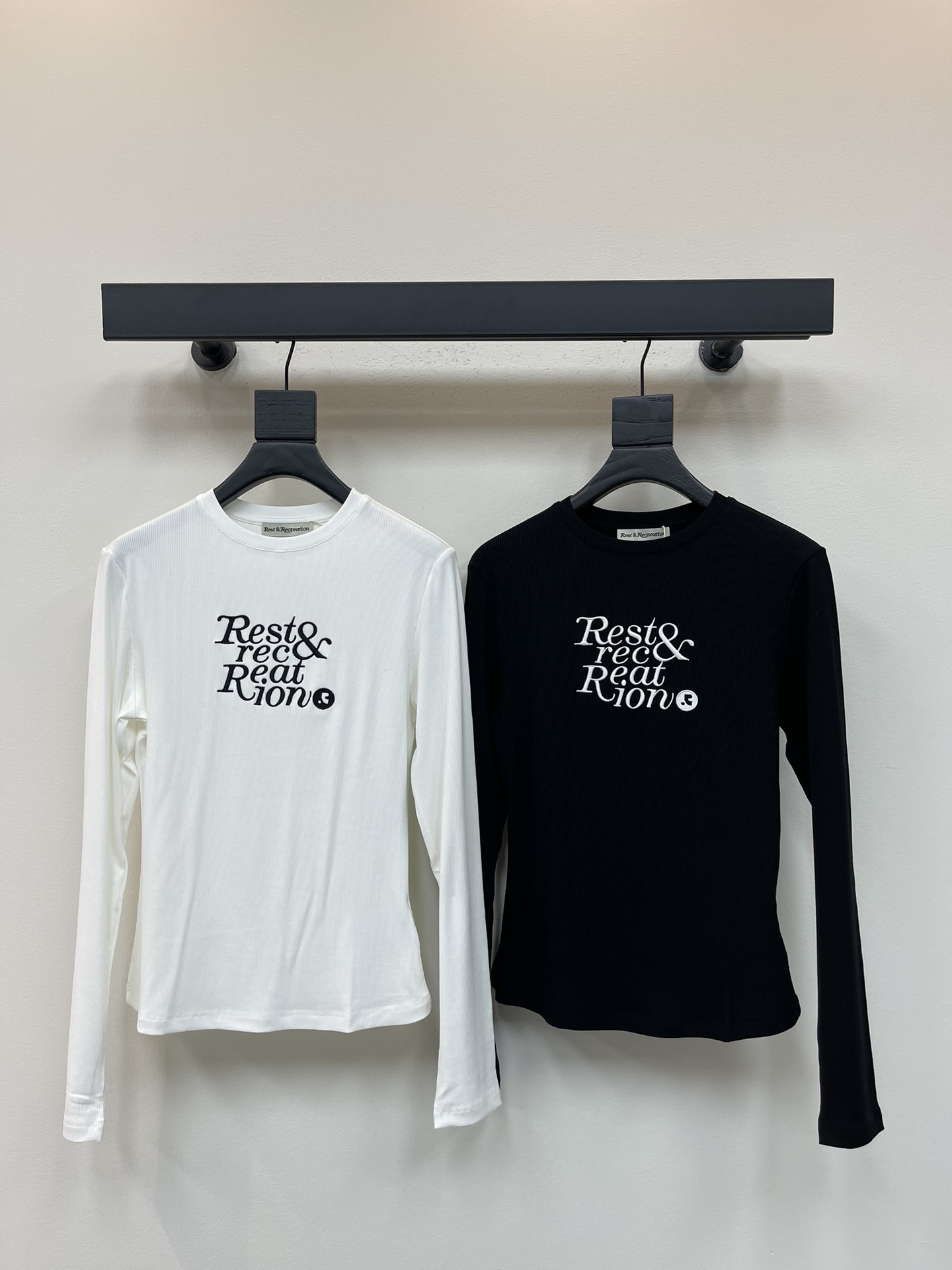 NO:464362,Rest&Recreation*25 early autumn new embroidered letter elastic long-sleeved base shirt fixed thread cotton fabric soft and comfortable fabric with elasticity Personalized embroidery logo design Loose straight style Slimming and figure The turning worker's line is flat and delicate SML, alexander wang19860909Rest&Recreation*25早秋新款刺绣字母弹力长袖打底衫 定螺纹棉面料 面料柔软舒适 自带弹力 个性刺绣logo设计 宽松直筒版型 显瘦显身材 车工走线平整细腻 SML,,alexander wang,Women's clothing