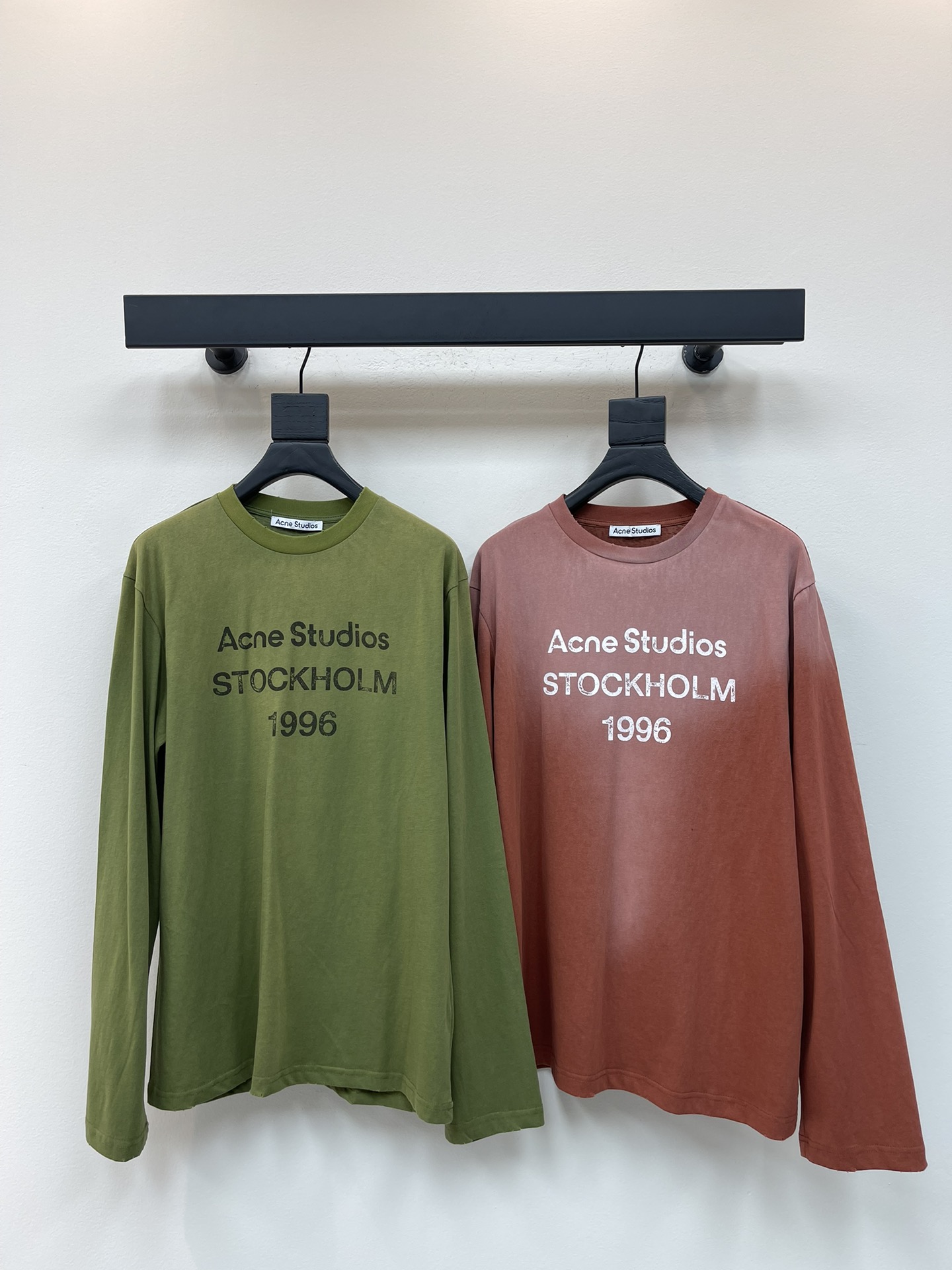 NO:467775,Acne Studio*25 new 1996 old letter logo cotton linen gradient print long-sleeved T-shirt Acne is really good at color adjustment, this green is small and cool and retro style, ready-to-wear dyeing, washing and aging process, Zundu is a god, the neckline is a little worn and more in line with the overall tone!  Early autumn high-end Maillard long summer sun protection!  !  Super Heavy Industry's high-end feel is full, there is no reason to refuse. The single product that looks good no matter how you match it, is super beautiful in the physical product~ The dopamine in summer is about to pass, so let's take a light Maillard. XS-M, acne studios, dior, tees, t-shirt, alexander wang19860909Acne Studio*25新款1996做旧字母徽标棉麻渐变印花长袖T恤 Acne真的太会调色了,这个绿又小酷又小复古洋气 成衣染色水洗渐变做旧工艺 尊嘟封神了 领口少许磨破更加契合整体调性！ 初秋的高级美拉德 长t夏日防晒也！！ 超重工高级感拉满 简直没理由拒绝 怎么搭都好看的单品实物超级美～ 夏天的多巴胺即将过去了那就浅浅的美拉德一下 XS-M,,acne studios,dior,tees，t-shirt,alexander wang,Women's clothing