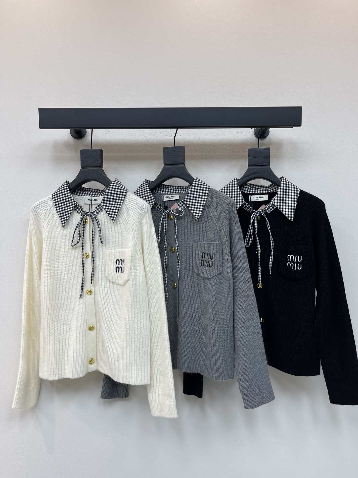 NO:464338,MiuMi*25 early autumn new contrast lapel knitted cardigan with long sleeves!  Customized wool yarn weaving, comfortable and soft. The plaid lapel long-sleeved cardigan creates two-piece visual effects, forming a color collision with the outer layer, rich design layering, letter logos are embellished in the pockets on the chest to highlight the brand's high-end style. The ready-to-wear is comfortable and elastic, adding a lively atmosphere to the outfit. No need to deliberately add decoration, and it will reduce age and be sweet!  SML, miumiu, alexander wang19860909MiuMi*25早秋新款撞色翻领针织开衫长袖！定制羊毛纱线织造 舒适软糯 格子翻领长袖开衫打造假两件视觉效果 与外层形成颜色碰撞 设计层次感丰富 胸前口袋处点缀字母徽标 彰显品牌高级格调 成衣舒适有弹力 为穿搭增添活泼气息 无需刻意加饰 减龄甜美！SML,,miumiu,alexander wang,Women's clothing