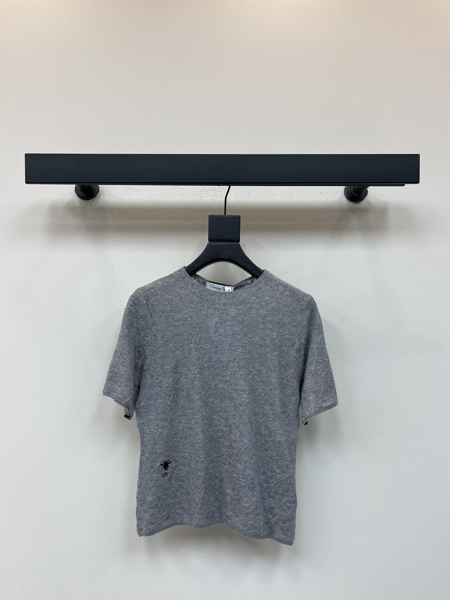 NO:464309,Dio*25 early autumn new round neck knitted short sleeves!  Customized wool yarn material, delicate texture, soft and comfortable, round neck knitted short-sleeved cut, waist and side decoration decorated with embroidered bee logo, display brand tone, versatile styles are not picky about age-based skin tones, matched with skirts and trousers, suitable for age-reducing fashionable retro style!  SML, dior, skirts, T-shirt, alexander wang19860909Dio*25早秋新款圆领针织短袖！定制羊毛纱线材质 细腻肌理 柔软舒适 圆领针织短袖裁剪 腰侧饰以刺绣蜜蜂徽标装饰 展示品牌调性 百搭款式不挑年龄肤色 搭配裙装裤装 适配减龄时髦复古风格！SML,,dior,skirts,T-shirt,alexander wang,Women's clothing