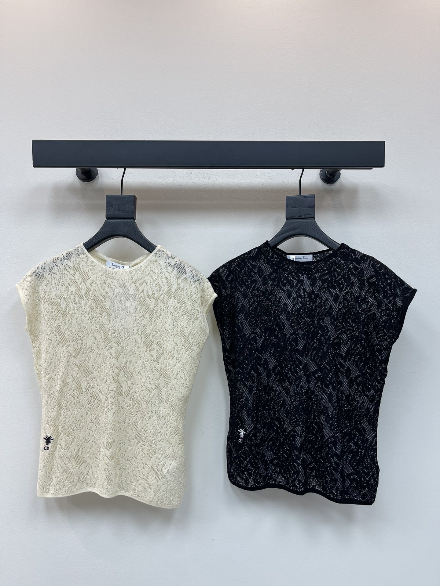 NO:464302,Dio*25 early autumn new floral jacquard round neck knitted vest!  Customized wool knitted material, soft and delicate, comfortable texture, CD bee embroidered logo design at hem, showing brand tone, rich visual effects, regular style, simple and high-end upper body, full of fashion and style!  SML, dior,alexander wang19860909Dio*25早秋新款花卉提花圆领针织背心！定制羊毛针织材质 柔软细腻 质感舒适 下摆CD蜜蜂刺绣徽标设计 展现品牌调性 丰富视觉效果 常规版型 上身尽显简单高级 时髦洋气十足！SML,,dior,alexander wang,Women's clothing