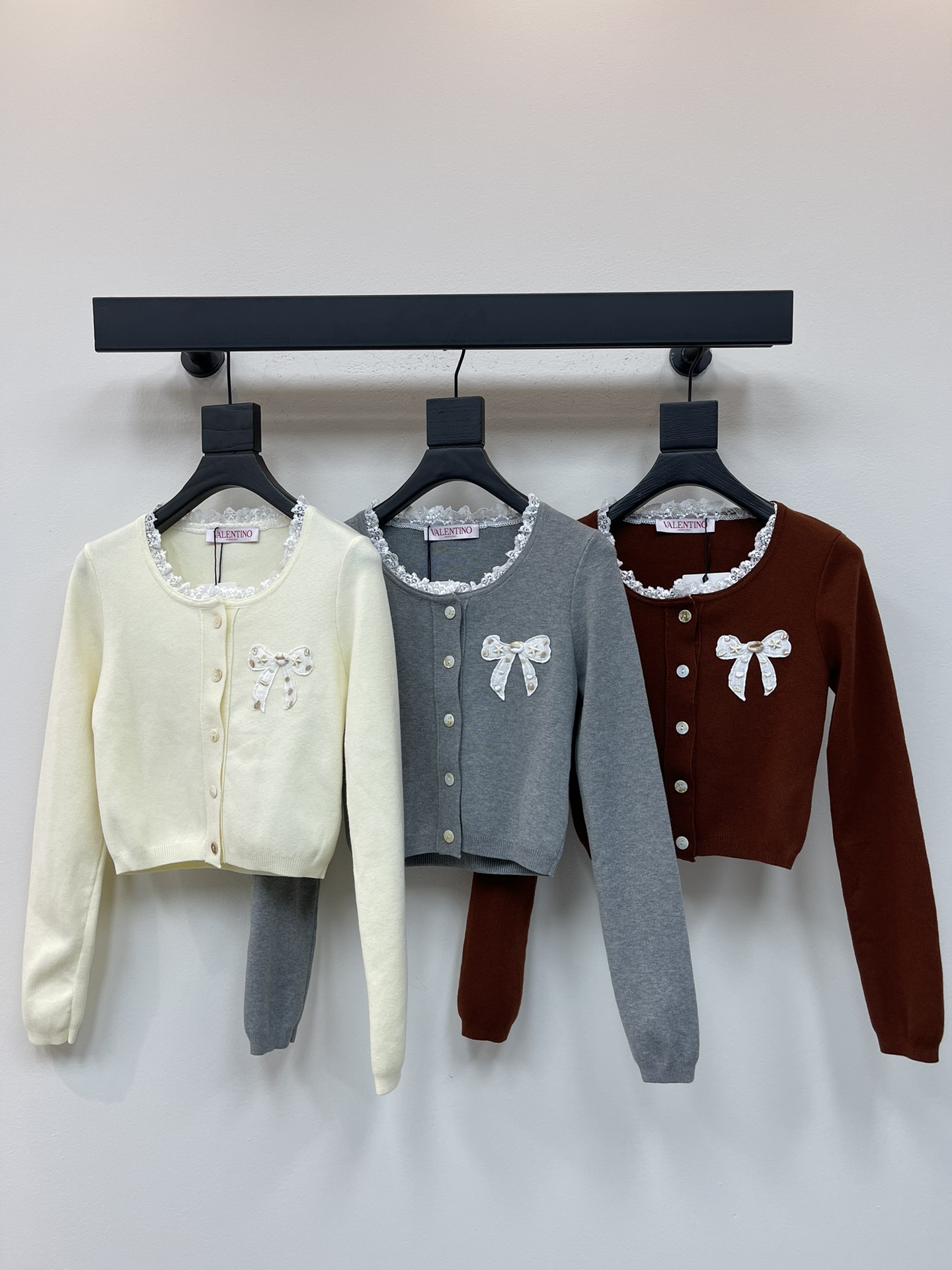 NO:464326,Valentin*25 early autumn new lace neckline bow knitted long-sleeved cardigan!  Clean and refreshing pink and tender style, full of youthful vitality, creating a sweet and age-reducing atmosphere for girls!  The playful and cute details on the chest are very in place!  The short style is elegant, intellectual and gentle!  SML, valentino, alexander wang19860909Valentin*25早秋新款花边领口蝴蝶结针织长袖开衫！干净又清爽的粉嫩系 满满的青春活力,打造少女风减龄甜美气息！胸前蝴蝶结俏皮可爱细节非常到位！小短款版型优雅知性气质温柔！SML,,valentino,alexander wang,Women's clothing