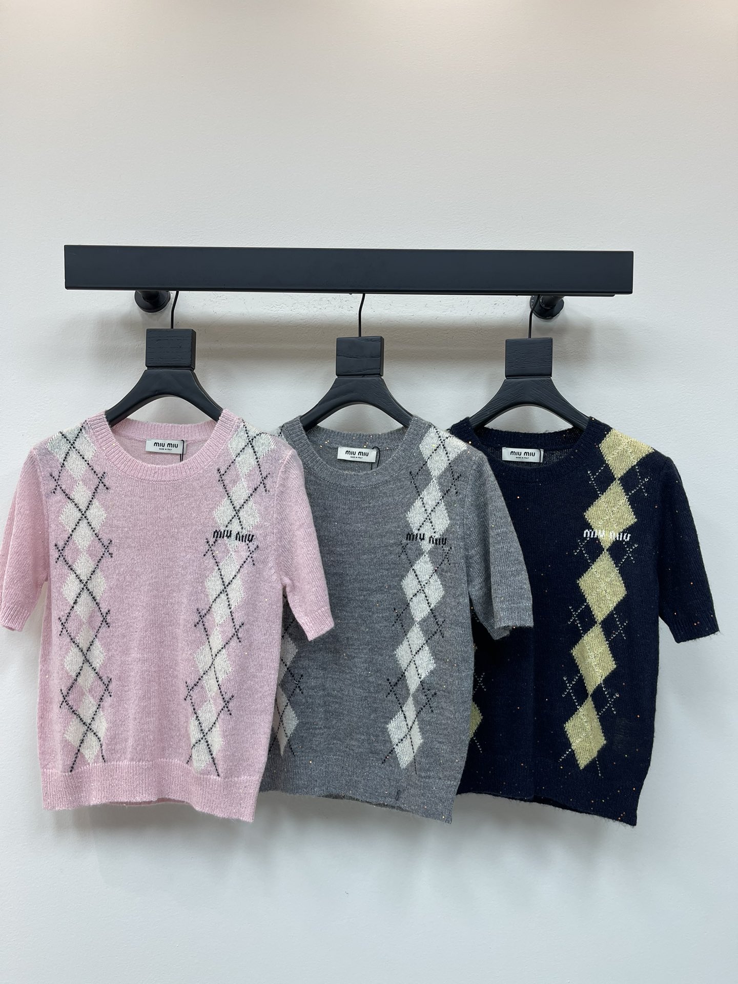 NO:464333,MiuMi*25 early autumn new diamond knitted short sleeves!  Customized wool yarn woven, delicate texture, soft and comfortable, presenting obvious plush texture, more weight, round neck short-sleeved knitted top, spiral patterned edges on the neckline cuffs, delicate and soft, large body navy blue and diamond pattern contrasting sequins on the chest, college style adds youthful atmosphere, letter logo embellishments to highlight the brand tone, literary and artistic color matching shows British style, a must-have outfit for dates and commuting!  SML, miumiu, T-shirt, alexander wang19860909MiuMi*25早秋新款菱格针织短袖！定制羊毛纱线织造 质感细腻 柔软舒适 呈现明显毛绒料质感更显份量 圆领短袖针织上衣剪裁 领口袖口螺旋纹包边 细致柔软 大身藏蓝色与胸前菱形图案撞色亮片加入 学院风增加青春气息 字母徽标点缀 彰显品牌调性 文艺感配色尽显英伦风情 约会通勤必备穿搭！SML,,miumiu,T-shirt,alexander wang,Women's clothing