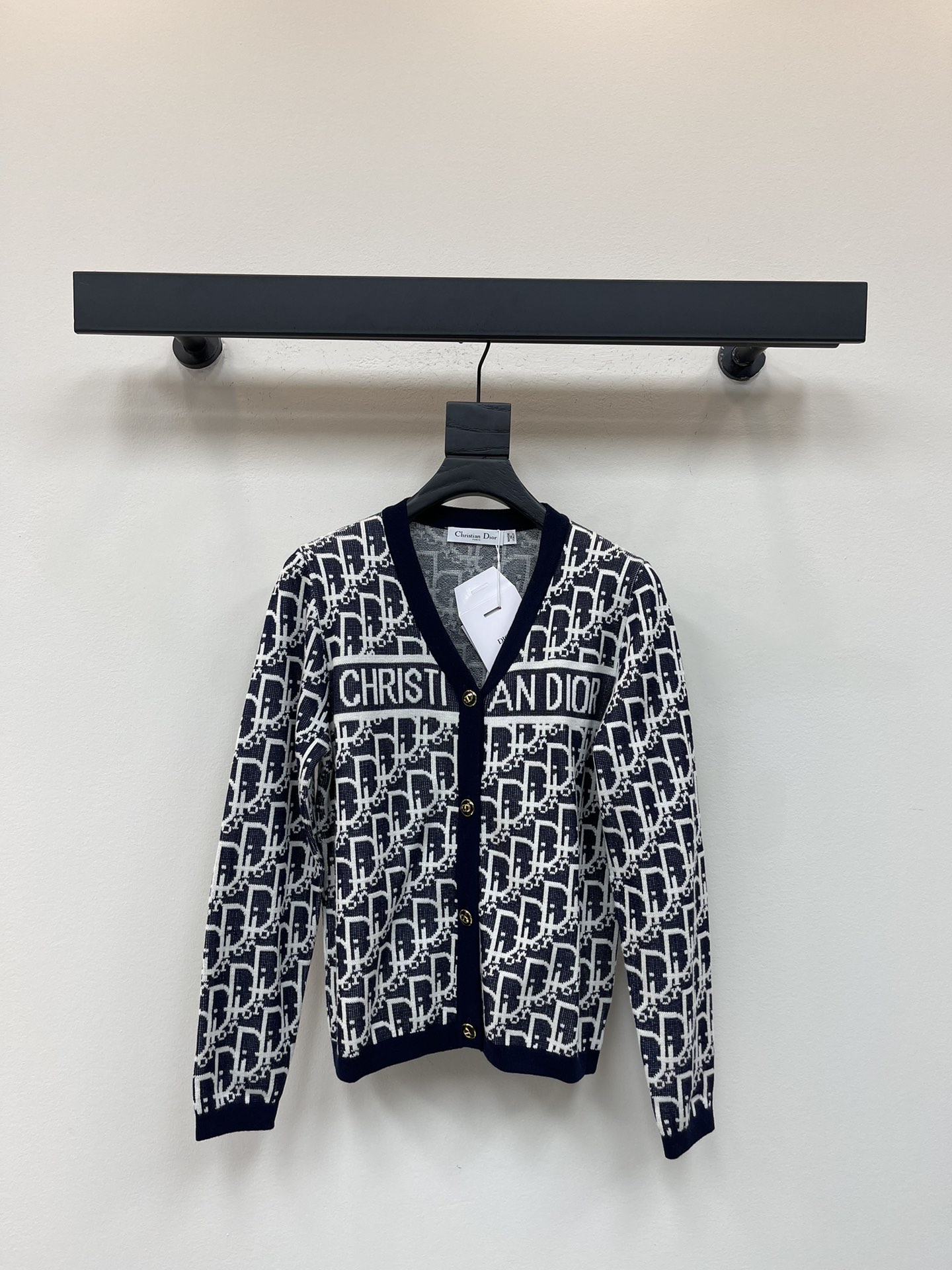 NO:463038,Dio*25 early autumn new V-neck jacquard knit cardigan!  Customized wool yarn weaving, comfortable texture, breathable and easy to wear, V-neck long-sleeved knitted cardigan tailoring, large body, two-color interwoven letter jacquard, color and dyeing process, perfect restoration of the quality, button plaid adjustment can properly reveal the skin, beautify the proportion of the head and shoulders, make the front chest runs horizontally, outline the letter logo, strong style, regular style, relaxed and fashionable, easy to control when traveling or gatherings!  SML, dior,alexander wang19860909Dio*25早秋新款V领提花针织开衫！定制羊毛纱线织造 质感舒适 透气好穿 V领长袖针织开衫剪裁 大身双色交织字母提花 定色定染工艺 完美还原品相 纽扣开襟调节可恰当露肤 美化头肩比例更显瘦 前胸横向贯穿 勾勒字母徽标 风格强烈 常规版型 穿搭松弛时髦 日常出行或聚会轻松驾驭！SML,,dior,alexander wang,Women's clothing