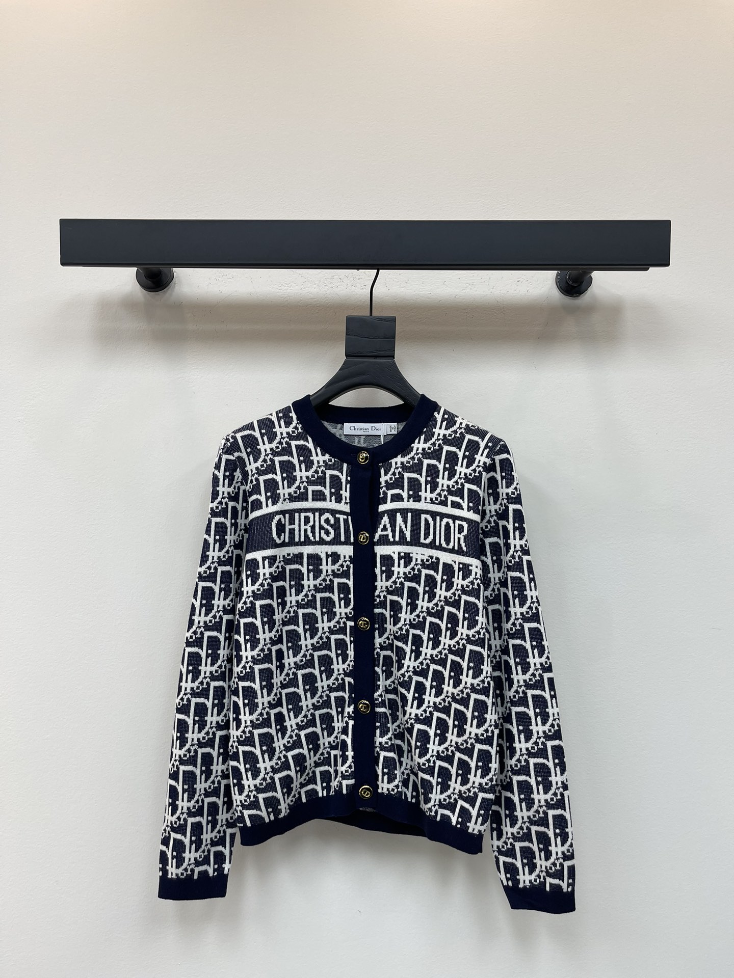 NO:463047,Dio*25 early autumn new round neck jacquard knit cardigan!  Customized wool yarn weaving, comfortable texture, breathable and easy to wear, round neck long-sleeved knitted cardigan tailoring, large body, two-color interwoven letter jacquard, color and dyeing process, perfect restoration of the quality, button plaid adjustment can properly reveal the skin, beautify the proportion of the head and shoulders, make the front chest runs horizontally, outline the letter logo, strong style, regular style, relaxed and fashionable, easy to control when traveling or gatherings!  SML, dior,alexander wang19860909Dio*25早秋新款圆领提花针织开衫！定制羊毛纱线织造 质感舒适 透气好穿 圆领长袖针织开衫剪裁 大身双色交织字母提花 定色定染工艺 完美还原品相 纽扣开襟调节可恰当露肤 美化头肩比例更显瘦 前胸横向贯穿 勾勒字母徽标 风格强烈 常规版型 穿搭松弛时髦 日常出行或聚会轻松驾驭！SML,,dior,alexander wang,Women's clothing