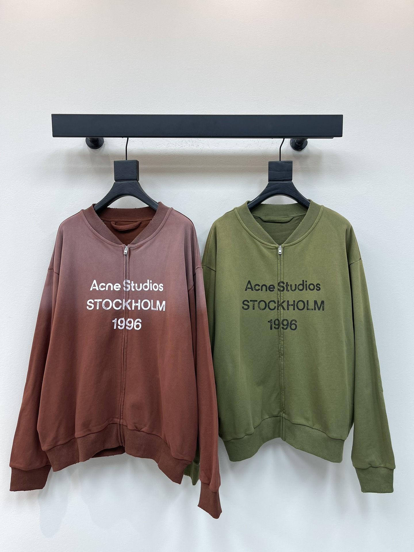 NO:467771,Acne*25 new 1996 letters old hooded zipper jacket. Washed, old dyed, grinding and bristling process. The old series is really fashionable and beautiful, minimalist and durable!  Loose and short style with shoulder-dead style, super design, retro street style letter printing design is fashionable, casual and handsome! Customized pure cotton sweatshirt fabric, grinding and ripped edge street style!  SML, acne studios, hoodie, sweatshirts, jackets & coats, hats, alexander wang19860909Acne*25新款1996字母做旧连帽拉链外套.水洗做旧染色磨毛边工艺,做旧系列真的太爱了时髦好看,极简耐看！落肩宽松短款版型设计,设计感超强,复古街头风字母印花设计气质时髦,休闲帅气!定制纯棉卫衣面料,磨毛破洞边缘街头风超帅！SML,,acne studios,hoodie,sweatshirts,jackets & coats,hats,alexander wang,Women's clothing