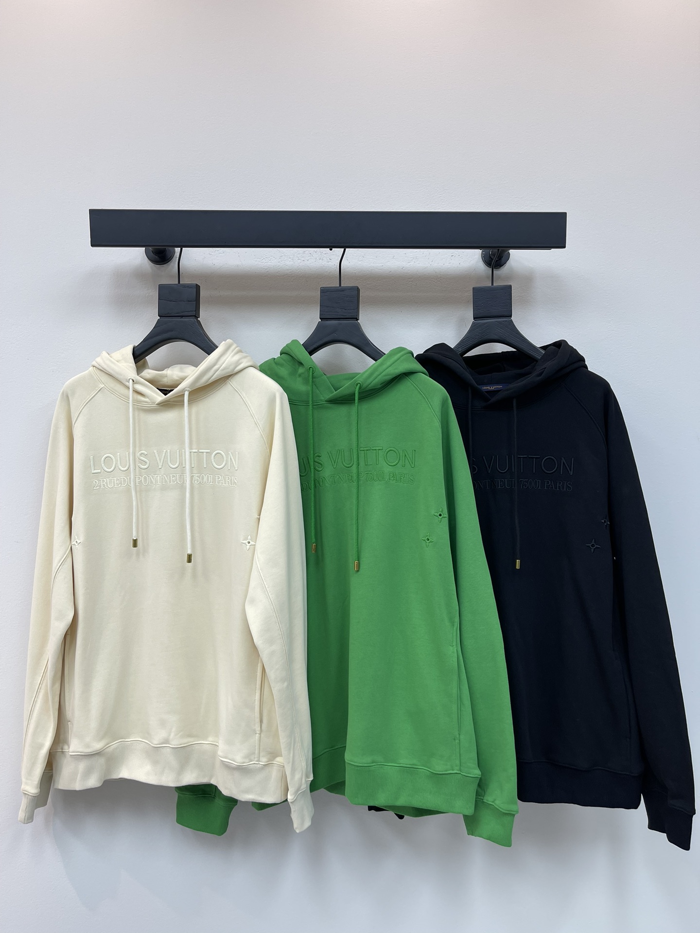 NO:465868,Louis Vuitto*25 new classic embroidered letter hooded sweatshirt. Customized Gaoke heavy pure cotton sweatshirt fabric. Embroidery craftsmanship, logo four-leaf clover pattern on the chest, highlighting a unique sense of fashion, American street element style hat collar. The overall design is simple without losing the sense of high-end. These elements together constitute the unique charm of this sweatshirt, suitable for you who pursue simplicity and fashion. The same style for men and women!  S-XL, louis vuitton, hoodie, sweatshirts, hats, alexander wang19860909Louis Vuitto*25新款经典刺绣字母连帽卫衣.定制高克重纯棉卫衣面料.刺绣工艺,胸前融入logo四叶草图案,彰显独特时尚感,美式街头元素风格帽领.整体设计简约而不失高级感,这些元素共同构成了这款卫衣的独特魅力,适合追求简约与时尚并重的你.男女同款！S-XL,,louis vuitton,hoodie,sweatshirts,hats,alexander wang,Women's clothing