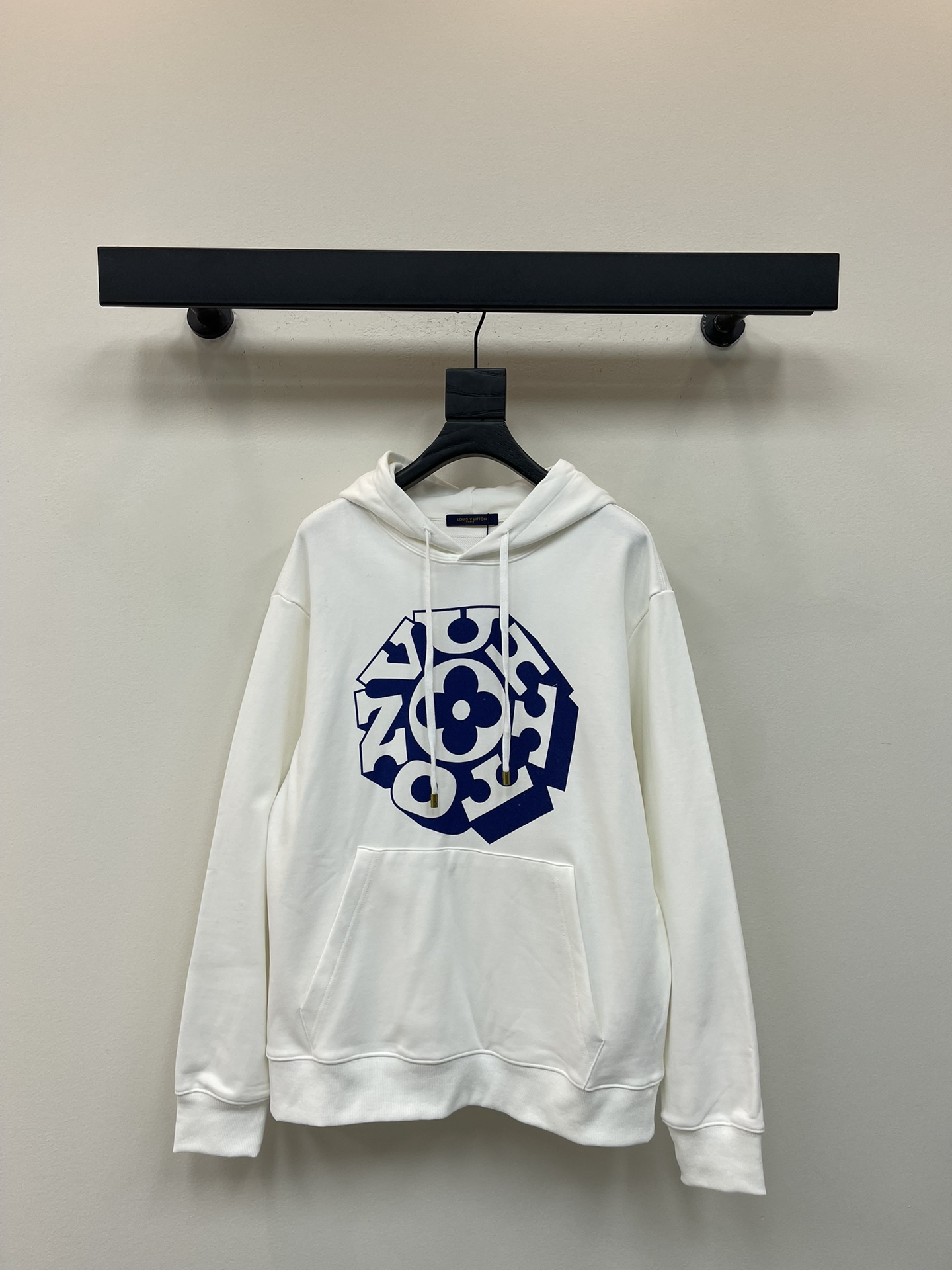 NO:465862,Louis Vuitto*25 new geometric letter hooded sweatshirt. Customized Gaoke heavy pure cotton sweatshirt fabric. Printing craftsmanship, eye-catching blue geometric patterns are incorporated on the chest to highlight a unique sense of fashion, American street element style hat collar, kangaroo bag decoration. The overall design is simple without losing the sense of high-end, and the blue tone is more low-key and luxurious. These printed elements together constitute the unique charm of this sweatshirt, suitable for you who pursue simplicity and fashion. The same style for men and women!  S-XL, louis vuitton, hoodie, sweatshirts, hats, alexander wang19860909Louis Vuitto*25新款几何字母连帽卫衣.定制高克重纯棉卫衣面料.印花工艺,胸前融入醒目的蓝色几何图案,彰显独特时尚感,美式街头元素风格帽领,袋鼠袋装饰.整体设计简约而不失高级感,蓝色基调更显低调奢华.这些印花元素共同构成了这款卫衣的独特魅力,适合追求简约与时尚并重的你.男女同款！S-XL,,louis vuitton,hoodie,sweatshirts,hats,alexander wang,Women's clothing