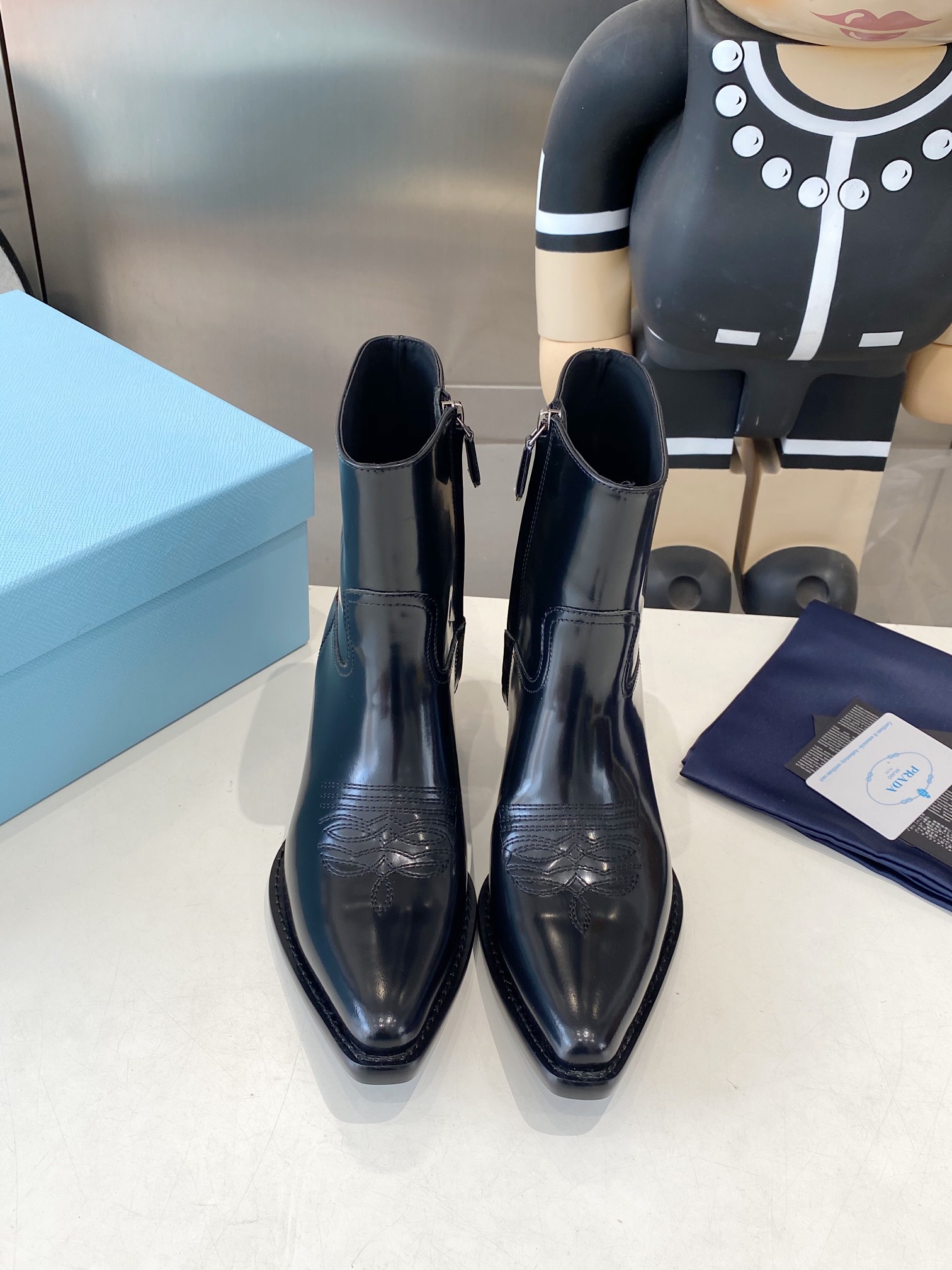 NO:483060,The luxury version of 'PRADA/Prada' classic pointed-toe boots. Prada can be used in important occasions. It has a fresh and luxurious feeling. It is perfect for the legs to make you look thin and elegant. This piece is just right to wear. When worn with this shoe, it is elegant, generous, crystal clear, and various accessories materials are exclusively customized, making the original distance zero. The entire series is exciting and uncommon combination, allowing you to appreciate the ever-changing style of Prada girls. Size 35-40 (customized for 41, 42), boots, prada, prada, boots19860909顶奢版本“PRADA/普拉达”经典尖头靴 Prada能在重要场合用得上了,清新风带点小贵气的感觉,上脚非常完美显腿瘦气质这块刚好拿捏,穿搭配上此鞋,优雅大方晶莹透剔,各种配件材质,都是独家一比一定制,做到原版离距零,整个系列都令人兴奋意和外的元素结合,让你略领Prada女孩的百变风格. 码数35-40（41,42定做）,靴子,prada,prada,boots,Women's Shoes