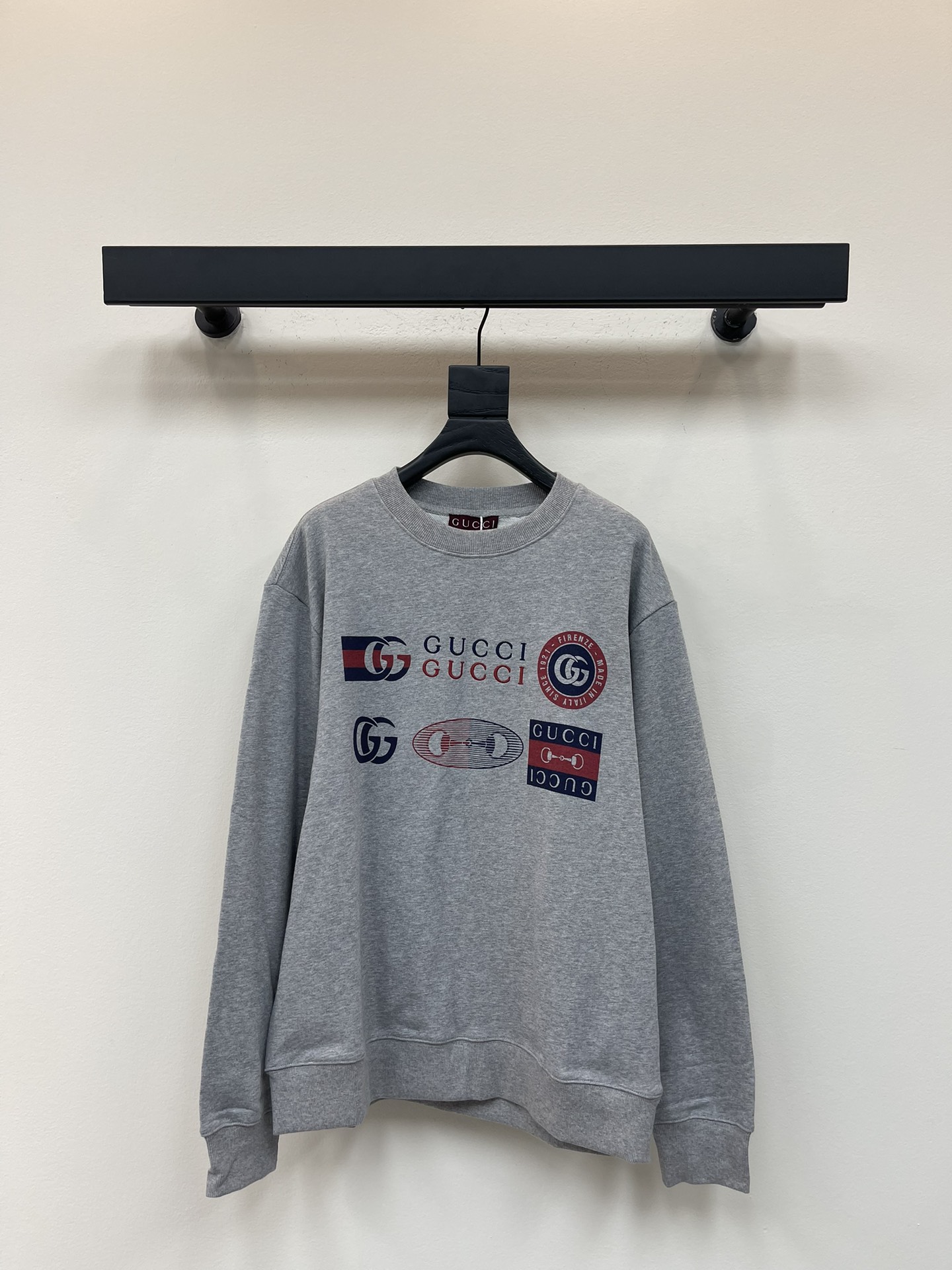 NO:465869,Gucc*25 new horse-bit printed round-neck sweatshirt. The pure cotton terry fabric has a good texture, moderate thickness, and a loose fit that is lazy and loose!  Unique logo design, fusion of top elements, is incomparable in both the comfort of the upper body, interpreting your luxury and taste, and creating the charm of your fashion style. The same style as men and women!  S-XL, gucci, hoodie, sweatshirts, alexander wang19860909Gucc*25新款马衔扣印花圆领卫衣.纯棉毛圈面料质感很好,薄厚度适中,宽松版型比较慵懒的松垮感！独特logo设计,顶级元素融合打造,无论是上身舒适度都是无可比拟的存在,诠释你的奢华与品位,打造你的时尚风情魅力所在.男女同款 ！S-XL,,gucci,hoodie,sweatshirts,alexander wang,Women's clothing