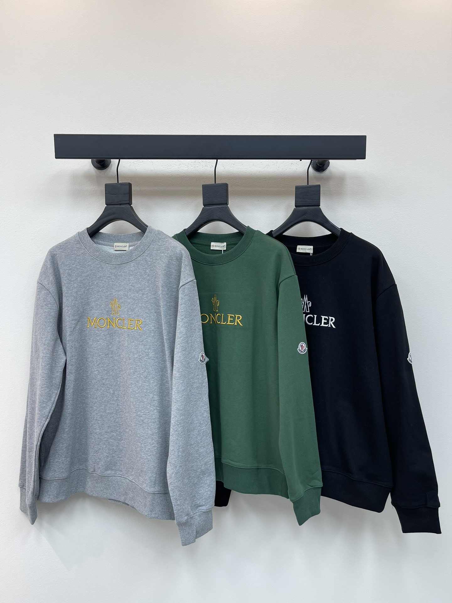 NO:465835,Moncle* 25 new classic contrasting logo round neck sweatshirt. The pure cotton terry fabric has a good texture, moderate thickness, and a loose fit that is lazy and loose!  Unique logo design, fusion of top elements, is incomparable in both the comfort of the upper body, interpreting your luxury and taste, and creating the charm of your fashion style. The same style as men and women!  S-XL, Moncler, hoodie, sweatshirts, alexander wang19860909Moncle*蒙口25新款经典撞色logo圆领卫衣.纯棉毛圈面料质感很好,薄厚度适中,宽松版型比较慵懒的松垮感！独特logo设计,顶级元素融合打造,无论是上身舒适度都是无可比拟的存在,诠释你的奢华与品位,打造你的时尚风情魅力所在.男女同款 ！S-XL,,Moncler,hoodie,sweatshirts,alexander wang,Women's clothing