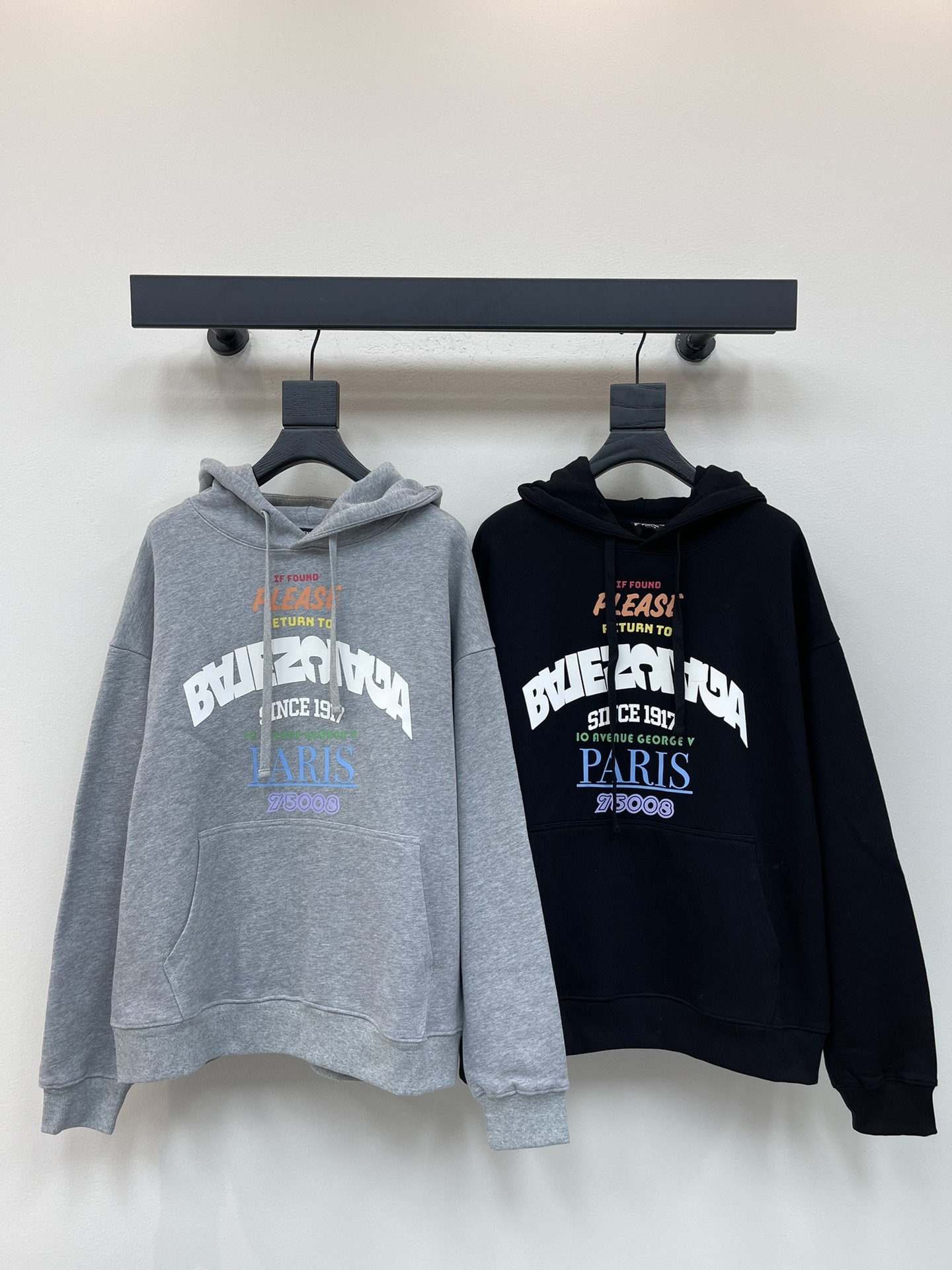 NO:465876,Balenciag*25 new classic color reverse letter logo printed hooded sweatshirt made of woven and dyed high-weight pure cotton sweatshirt fabric. The fabric feels thick and has a certain sense of self-weight. The dense and rough terry texture at the bottom is extremely close to the body and skin-friendly and warm, and you can't feel any thorn discomfort!  The front chest has clear colors, and the Paris reverse sign is added, and the lines are smooth and smooth, and it cannot be deformed. This model is designed based on the classic. It is simple and clear to show the brand's luxury identity. The same style as men and women. S-XL, balenciaga, hoodie, sweatshirts, hats, alexander wang19860909Balenciag*25新款经典彩色反向字母logo印花连帽卫衣 定织定染高克重纯棉卫衣面料制成,面料手感厚实且有一定的自重感,底部绵密粗犷的毛圈肌理,贴身亲肤保暖性极佳,丝毫感受不到任何扎刺不适感！前胸上色彩清晰,添加巴黎反向明显标志,线条光滑流畅水洗不脱落变形 这款在经典的基础上设计 简洁明了的展现出品牌高奢身份 男女同款 S-XL,,balenciaga,hoodie,sweatshirts,hats,alexander wang,Women's clothing