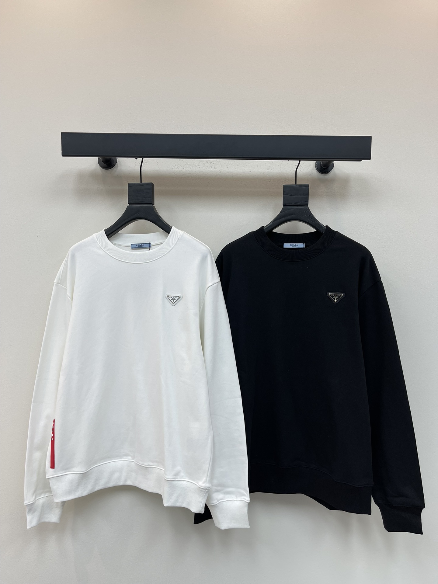 NO:465841,Prad*25 new classic triangle logo round neck sweatshirt. The pure cotton terry fabric has a good texture, moderate thickness, and a loose style that is lazy and loose!  Unique logo design, fusion of top elements, is incomparable in both the comfort of the upper body, interpreting your luxury and taste, and creating the charm of your fashion style. The same style as men and women!  S-XL, prada, hoodie, sweatshirts, alexander wang19860909Prad*25新款经典三角标logo圆领卫衣.纯棉毛圈面料质感很好,薄厚度适中,宽松版型比较慵懒的松垮感！独特logo设计,顶级元素融合打造,无论是上身舒适度都是无可比拟的存在,诠释你的奢华与品位,打造你的时尚风情魅力所在.男女同款 ！S-XL,,prada,hoodie,sweatshirts,alexander wang,Women's clothing