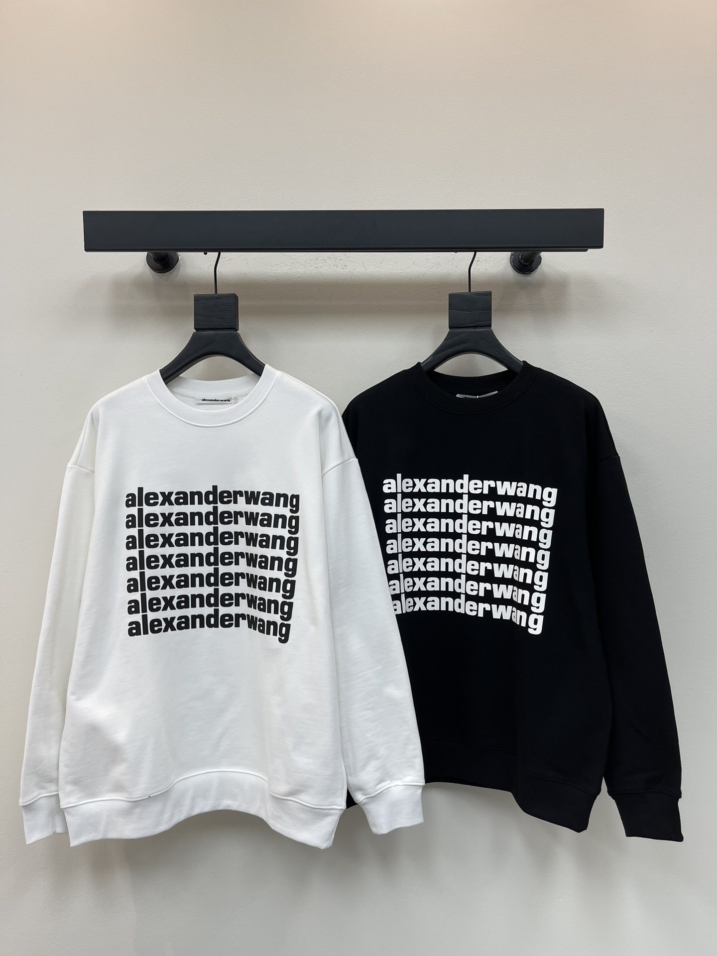 NO:465849,Alexander Wan* King 25 new offset printed logo round neck sweatshirt. The pure cotton terry fabric has a good texture, moderate thickness, and a loose style that is lazy and loose!  Unique logo design, fusion of top elements, is incomparable in both the comfort of the upper body, interpreting your luxury and taste, and creating the charm of your fashion style. The same style as men and women!  S-XL, alexander wang,hoodie,sweatshirts,alexander wang19860909Alexander Wan*大王25新款压胶印花logo圆领卫衣.纯棉毛圈面料质感很好,薄厚度适中,宽松版型比较慵懒的松垮感！独特logo设计,顶级元素融合打造,无论是上身舒适度都是无可比拟的存在,诠释你的奢华与品位,打造你的时尚风情魅力所在.男女同款 ！S-XL,,alexander wang,hoodie,sweatshirts,alexander wang,Women's clothing