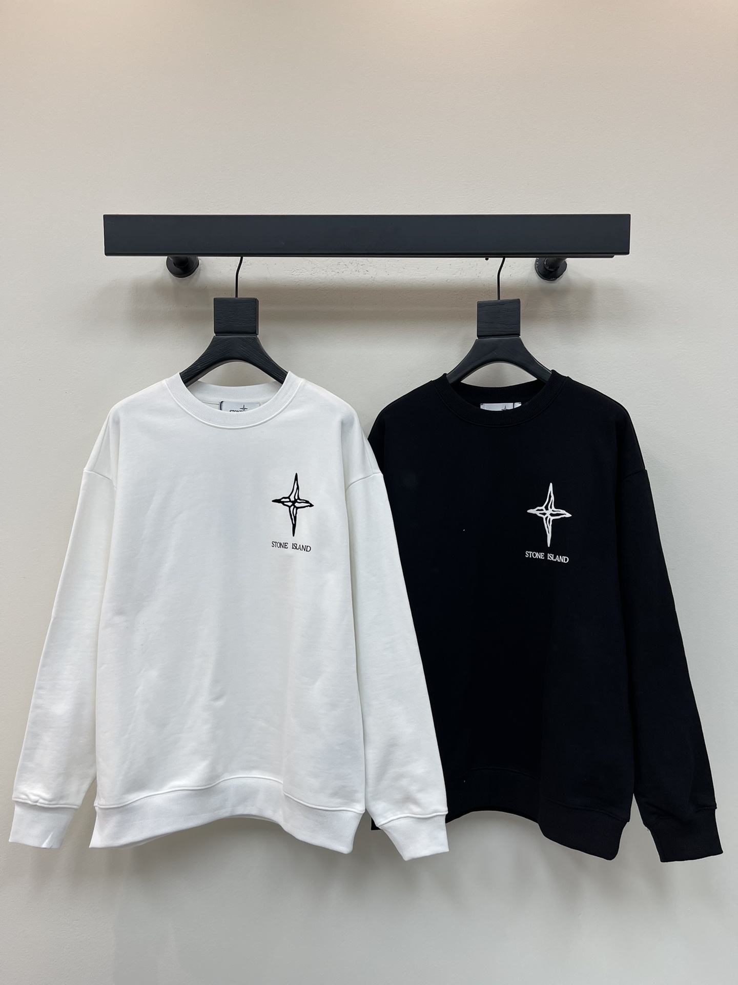 NO:465856,Stone Island 25 new front and rear printed logo round neck sweatshirt. The pure cotton terry fabric has a good texture, moderate thickness, and a loose style that is lazy and loose!  Unique logo design, fusion of top elements, is incomparable in both the comfort of the upper body, interpreting your luxury and taste, and creating the charm of your fashion style. The same style as men and women!  S-XL, hoodie, sweatshirts, alexander wang19860909Stone Islan*石头岛25新款前后印花logo圆领卫衣.纯棉毛圈面料质感很好,薄厚度适中,宽松版型比较慵懒的松垮感！独特logo设计,顶级元素融合打造,无论是上身舒适度都是无可比拟的存在,诠释你的奢华与品位,打造你的时尚风情魅力所在.男女同款 ！S-XL,,hoodie,sweatshirts,alexander wang,Women's clothing