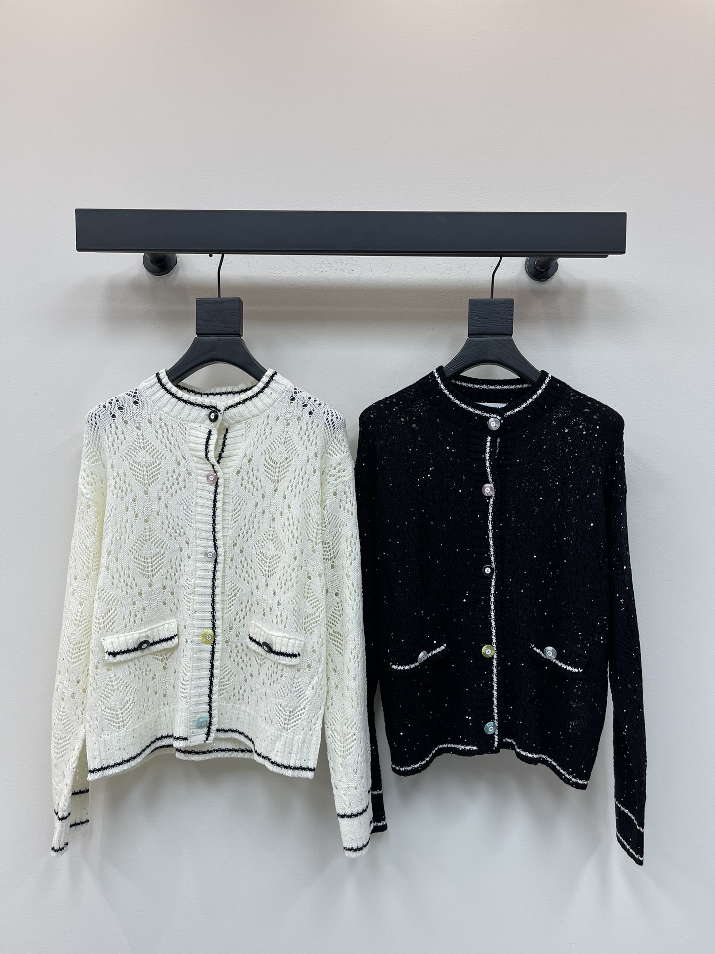 NO:464361,Chane*25 early autumn new heavy industry sequin round neck knit cardigan!  A beautiful little fairy white and rich beauty artifact!  Heavy craft beads with specific yarns, shiny and beautiful!  The classic round neck style is versatile and not picky about people, fashionable and high-end!  The details are comprehensive and perfect in the workmanship quality!  SML, chanel,alexander wang19860909Chane*25早秋新款重工亮片圆领针织开衫！绝美小仙女白富美神器！重工艺珠片特定纱线,闪亮气质又美又仙！经典圆领版型百搭不挑人时髦又高级！细节全面到位完美做工品质！SML,,chanel,alexander wang,Women's clothing