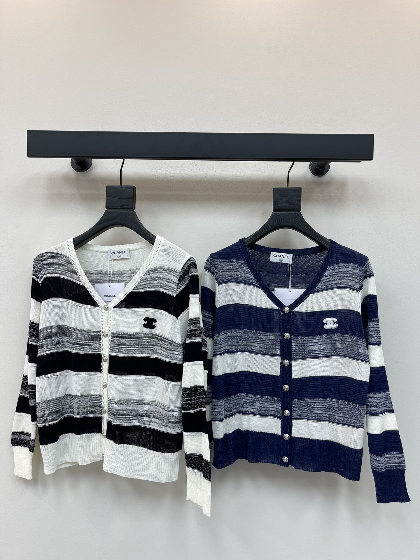 NO:464345,CHANE*25 Early Autumn Latest Series!  Contrast striped knitted V-neck cardigan!  The first choice for whitening in autumn is full of youthful vitality, creating a sweet and beautiful atmosphere of girlish style!  Customized hardware button decoration, exquisite and fashionable!  SML, chanel,alexander wang19860909CHANE*25早秋最新系列！撞色条纹针织V领开衫！秋季显白首选配色满满的青春活力,打造少女风减龄甜美气息！定制五金纽扣装饰,精致时髦！SML,,chanel,alexander wang,Women's clothing