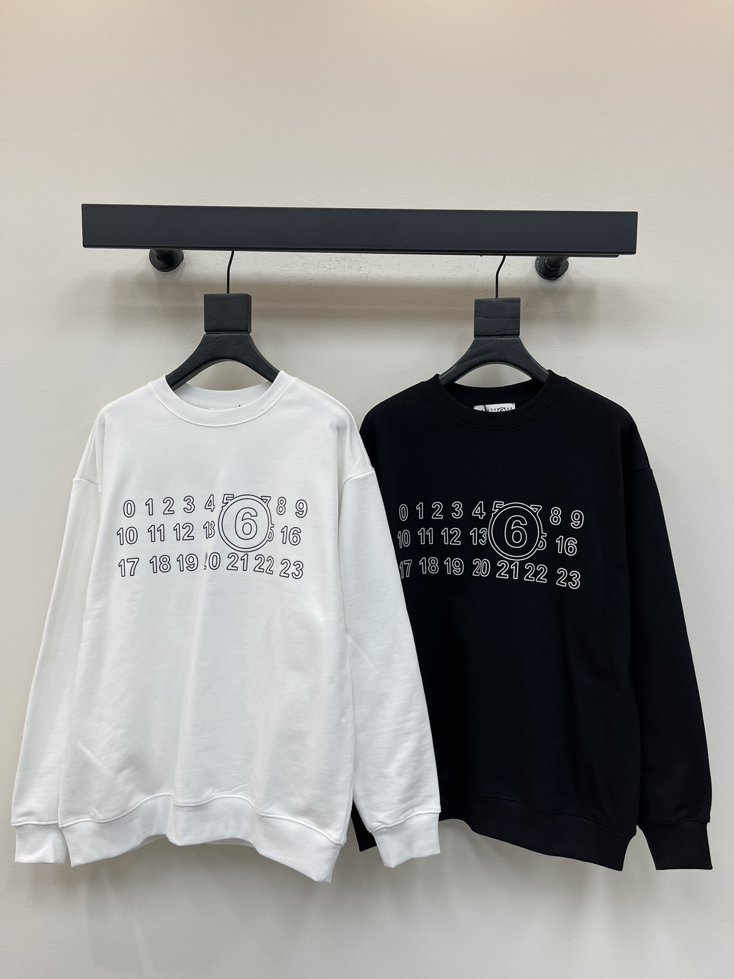 NO:465863,MM6 Magira 25 new classic digital printed round-neck sweatshirt. The pure cotton terry fabric has a good texture, moderate thickness, and a loose fit that is lazy and loose!  Unique logo design, fusion of top elements, is incomparable in both the comfort of the upper body, interpreting your luxury and taste, and creating the charm of your fashion style. The same style as men and women!  S-XL,masion margiela,masion margiela,hoodie,sweatshirts,alexander wang19860909MM6马吉拉25新款经典数字印花圆领卫衣.纯棉毛圈面料质感很好,薄厚度适中,宽松版型比较慵懒的松垮感！独特logo设计,顶级元素融合打造,无论是上身舒适度都是无可比拟的存在,诠释你的奢华与品位,打造你的时尚风情魅力所在.男女同款 ！S-XL,,masion margiela,masion margiela,hoodie,sweatshirts,alexander wang,Women's clothing