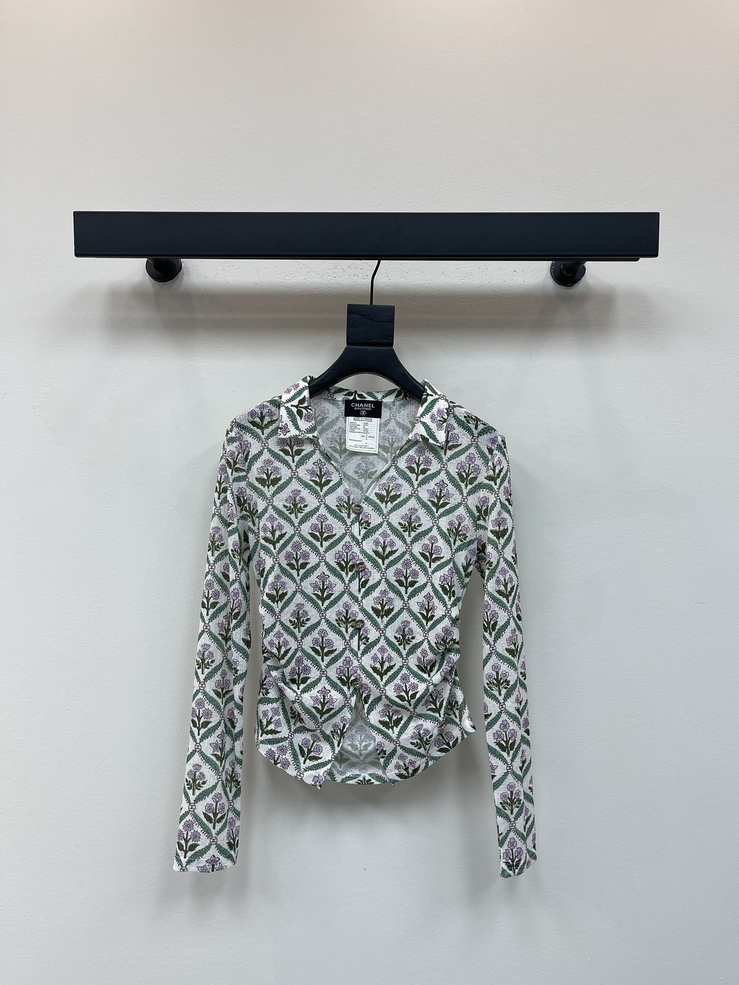 NO:462998,CHANE*25 early autumn new printed lapel long-sleeved top, with elastic waist-retracting design on both sides, paired with a row of double C exquisite buttons, the overall shape adds a sense of layering, and it is not monotonous in an instant!  The fabric is soft and elastic, full of quality and detail. The upper body looks slim and slim, and the gentle temperament is!  SML, chanel,alexander wang19860909CHANE*25早秋新款印花翻领长袖上衣,两侧做了弹力收腰设计,搭配一排双C精致纽扣点缀,整体造型增添了层次感,瞬间不单调！面料柔软弹力很好,品质与细节感满满 上身修身显瘦,温柔气质！SML,,chanel,alexander wang,Women's clothing