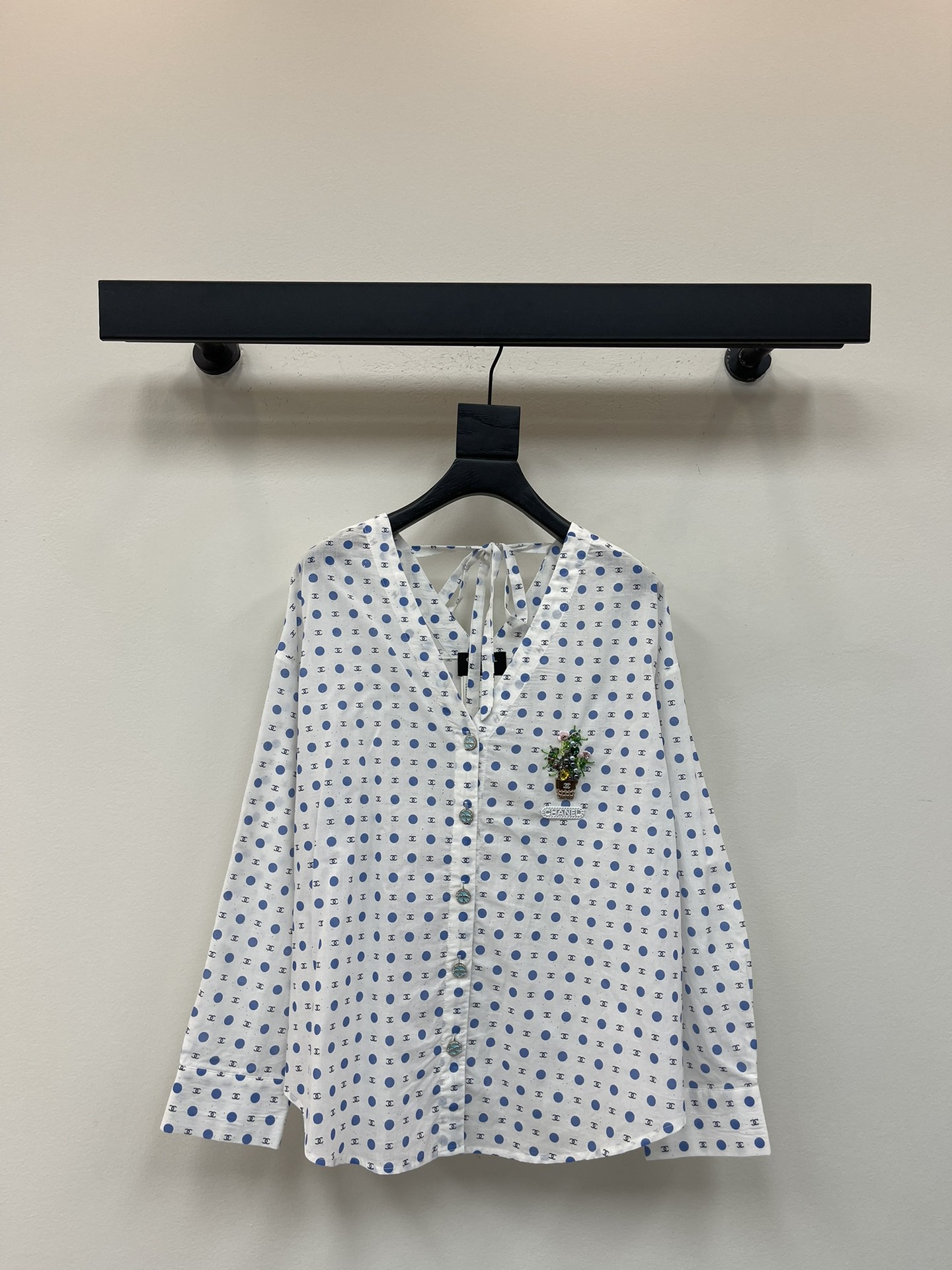 NO:463003,CHANE*25 new polka dot long-sleeved shirt This shirt is covered with blue polka dots and double C combination, very fresh and sweet, the upper body is very comfortable and breathable, the straps on the back are knotted, lively and exquisite, with heavy-duty embroidered beads on the chest, making it more unique, fashionable and elegant, gentle and versatile ~ ease to grasp the early autumn atmosphere~SMl,,chanel,shirts,alexander wang19860909CHANE*25新款波点长袖衬衫 这款衬衫布满蓝色波点与双C结合 非常清新甜美 上身很舒适透气背后绑带打结装饰 灵动精致,胸前配上重工绣珠点缀 更显别致 时尚又不失气质高雅,温柔百搭～轻松拿捏早秋氛围感~SMl,,chanel,shirts,alexander wang,Women's clothing
