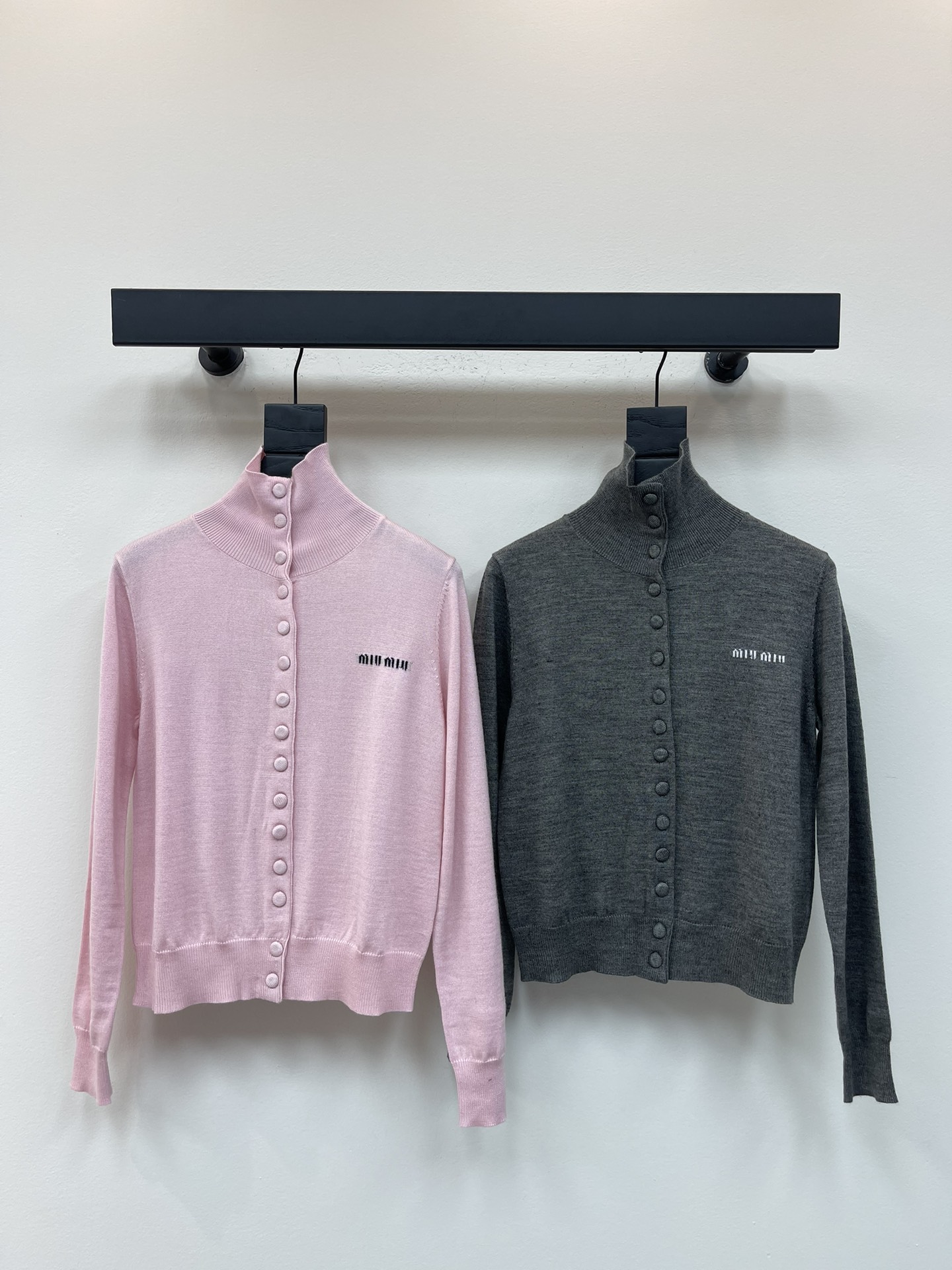 NO:462986,Miumi*25 early autumn new plain high-lantern knitted cardigan custom YB wool yarn wool yarn fabric, high-quality texture, comfortable and soft, high-lantern knitted cardigan cut, stacked neckline is warmer and designed, fine and dense vertical pit knitted texture, combined with the shoulder style, easy to make it look slimming, highlighting the full-score details, open-clad round buckle embroidered letter logo, exquisite and stylish, versatile autumn and winter colors available, dressing academy temperament, versatile style, regular style, inclusive body, fashionable and casual outfit SML,,miumiu,alexander wang19860909Miumi*25早秋新款素色高翻领百搭针织开衫 定制YB羊毛纱线织造 质感高级 舒适柔软 高翻领针织开衫剪裁 堆叠领口更保暖有设计感 通体细密竖坑条针织肌理 配合正肩版型 轻松显瘦 突出满分细节质感 开襟圆扣刺绣字母徽标 精致有格调 百搭秋冬二色可选 穿搭学院气质 风格百搭 常规版型 包容身形 穿搭时髦休闲 SML,,miumiu,alexander wang,Women's clothing