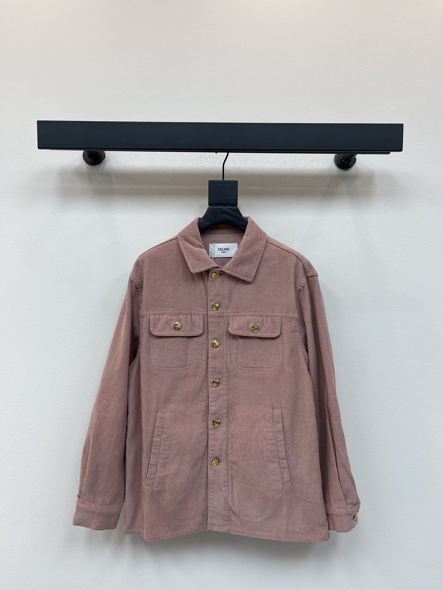 NO:465874,Celin*25 early autumn new lapel silhouette gold button shirt. Customized YB twill cotton material, delicate texture and clear texture. Retro sweet rubber pink, lapel silhouette shirt style, can be used as a jacket. The whole body vertical pit strip texture is combined with the symmetrical flip pocket shape on the chest, and the Arc de Triomphe logo placket button is engraved to highlight details. Low-key highlights the brand's nobleness, the texture is more relaxed and simple, presenting a casual and free style of dressing. SML, celine, jackets & coats, shirts, alexander wang19860909Celin*25早秋新款翻领廓形金扣衬衫.定制YB斜纹全棉材质,质感细腻,纹理清晰.复古甜美橡皮粉色,翻领廓形衬衣版型,可作外套穿搭使用.通体竖坑条纹理,配合胸前对称翻盖口袋造型,印刻凯旋门徽标襟扣,点亮细节.低调彰显品牌贵气,质感更为松弛简约,呈现随性自由的穿搭风格.SML,,celine,jackets & coats,shirts,alexander wang,Women's clothing