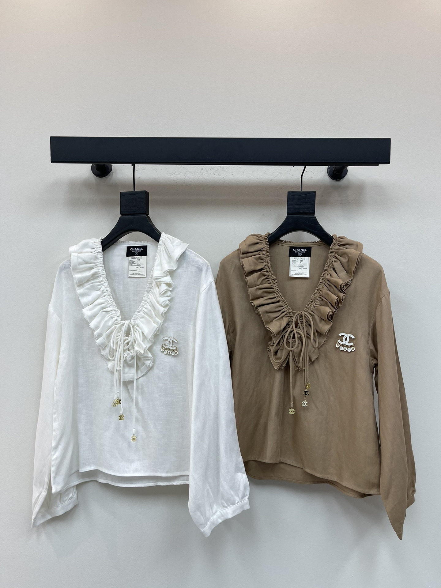 NO:463010,CHANE*25 Early Autumn New Lotus Leaf Lace Long Sleeve Shirt This shirt is very comfortable and breathable on the upper body. It is knotted with a knotted ruffle neckline. It is smart and exquisite. It is decorated with double C brooch on the chest to add sweetness. It reduces the age-reducing girl without losing her temperament and is gentle and versatile. It is easy to grasp the early autumn atmosphere~SML, chanel, shirts, brooch, breastpin, alexander wang19860909CHANE*25早秋新款荷叶花边长袖衬衫 这款衬衫上身非常舒适透气荷叶边领口打结装饰 灵动精致,胸前配上双C胸针点缀 增添甜美感 减龄少女又不失气质高雅,温柔百搭～轻松拿捏早秋氛围感~SML,,chanel,shirts,brooch，breastpin,alexander wang,Women's clothing