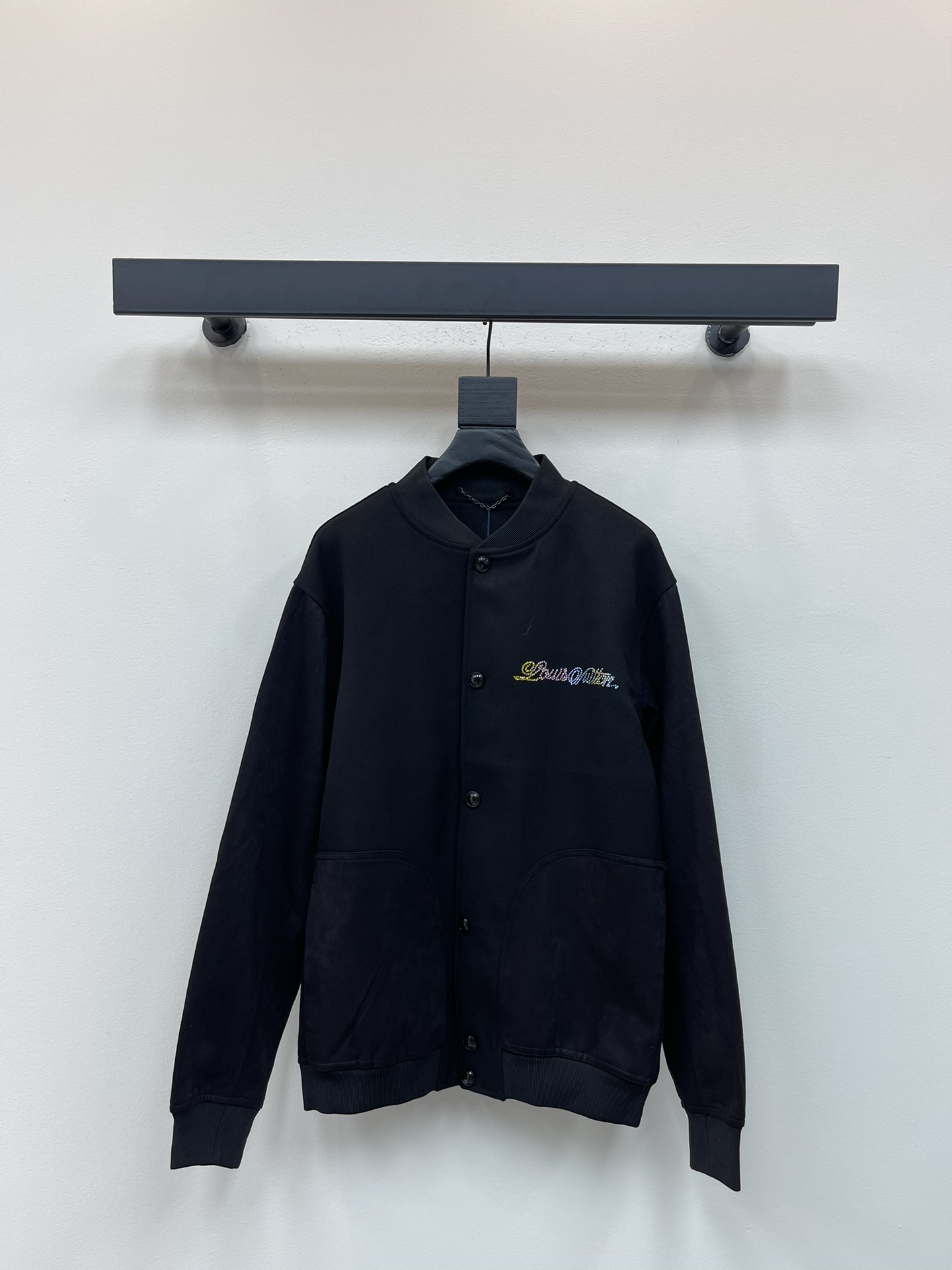 NO:470893,Louis Vuitto*25 autumn and winter new colored diamond-burning ribbed collar baseball uniform jacket jacket Cotton body fabric; with suede sleeve design, logo ironing technology on the chest and back side Lining Cotton fabric Neck cuffs Hem with ribbed logo buttons Open and close placket Loose style Men and women S-XL,,louis vuitton, jackets & coats, jackets & coats,chamois leather,alexander wang19860909Louis Vuitto*25秋冬新品彩色烫钻罗纹领棒球服夹克外套 棉质主体面料；配麂皮袖子设计 胸前及后幅都有品标识烫钻工艺 内衬 棉质面料  领口 袖口 下摆配有罗纹  logo纽扣 开合门襟 宽松版型 男女同款 黑色S-XL,,louis vuitton,jackets & coats,jackets & coats,chamois leather,alexander wang,Women's clothing