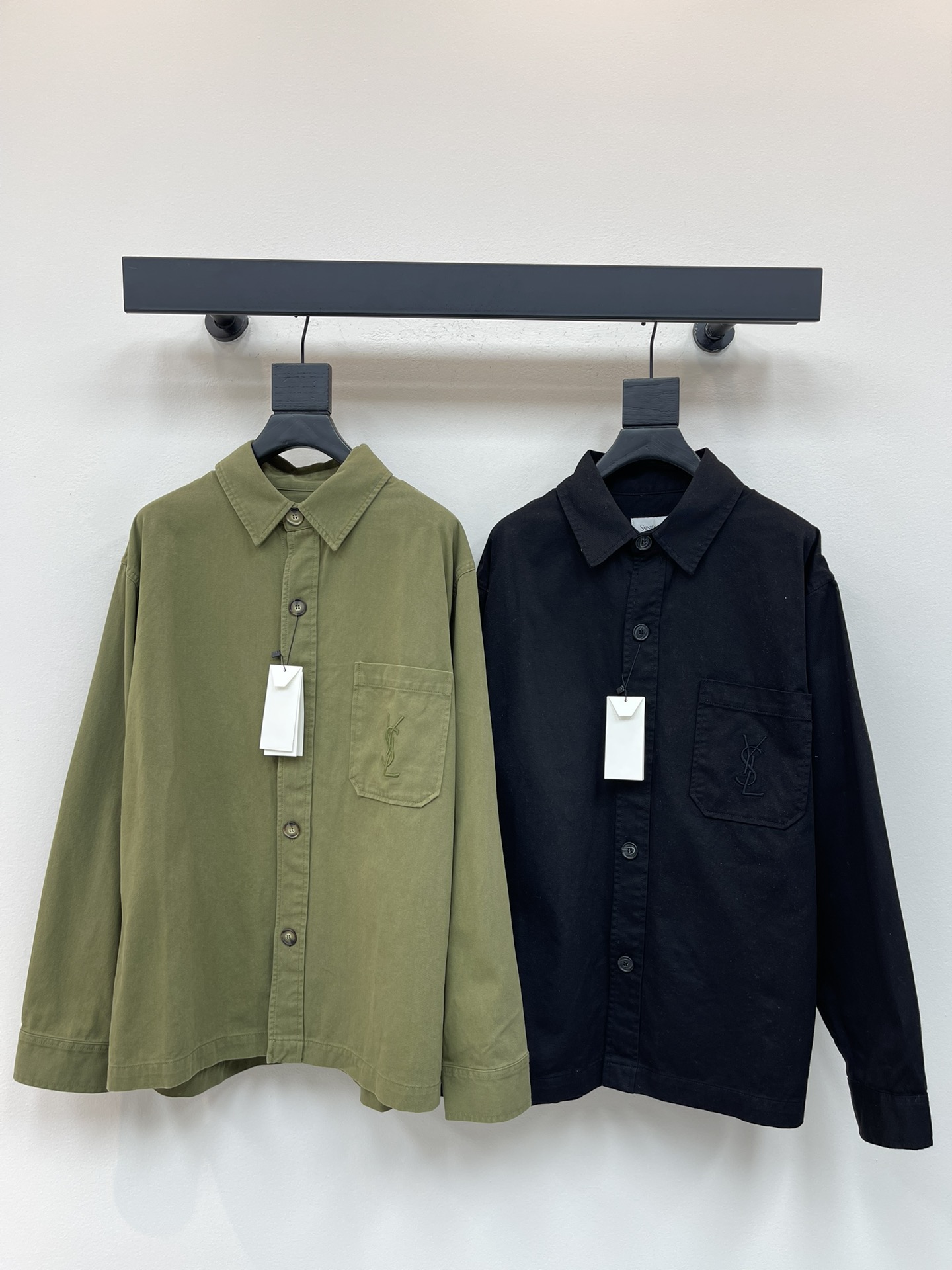 NO:473071,Saint Lauren*/Ysl*25 early autumn new lapel pocket shirt jacket Customized YB twill cotton material Delicate texture Clear texture Retro moss green and plain black optional Lapel silhouette shirt style Can be used as a jacket outfit with the letter embroidery on the chest pocket Light up details Low-key showing the style The texture is more relaxed and simple, presenting a casual and free style Fashionable and fashionable SML, saint laurent, saint laurent, jackets & coats,shirts,alexander wang19860909Saint Lauren*/Ysl*25早秋新款翻领口袋衬衫外套 定制YB斜纹全棉材质 质感细腻 纹理清晰 复古苔绿色和素黑色可选 翻领廓形衬衣版型 可作外套穿搭使用 配合胸前口袋字母刺绣造型 点亮细节 低调彰显风格 质感更为松弛简约 呈现随性自由的穿搭风格 穿搭时髦洋气 SML,,saint laurent,saint laurent,jackets & coats,shirts,alexander wang,Women's clothing