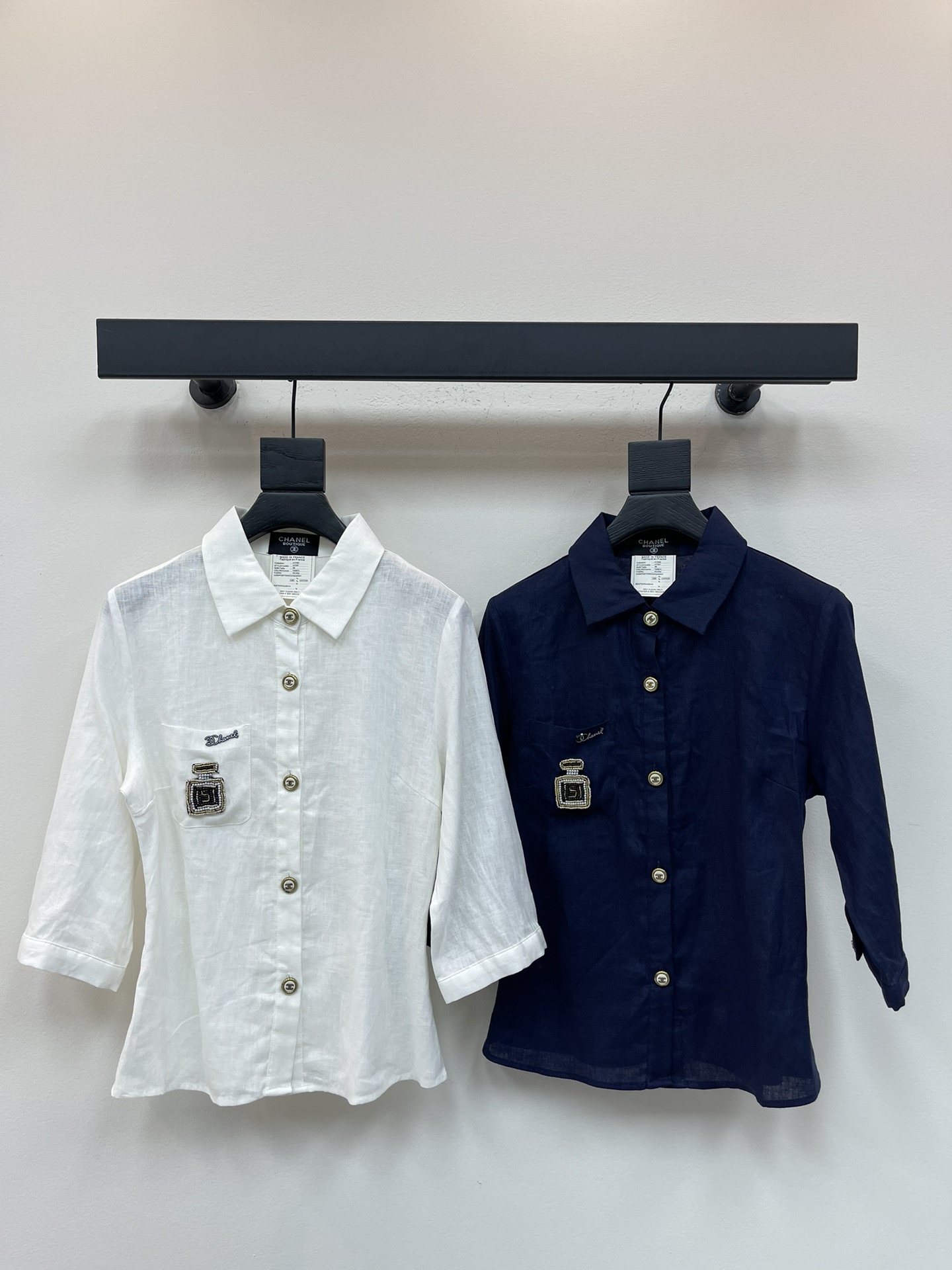 NO:463025,CHANE*25 early autumn new pocket heavy industry perfume embroidery bead shirt lightweight and breathable fabric pocket bead craftsmanship full of exquisiteness The rear belt decoration is adjustable!  The purity of the upper-body girl ~ versatile daily commuting!  SML, chanel,shirts,alexander wang19860909CHANE*25早秋新款口袋重工香水绣珠衬衫 轻盈透气的面料 口袋绣珠工艺 满满的精致感 后面腰带装饰可调节！上身少女的纯净 ～日常通勤百搭！SML,,chanel,shirts,alexander wang,Women's clothing