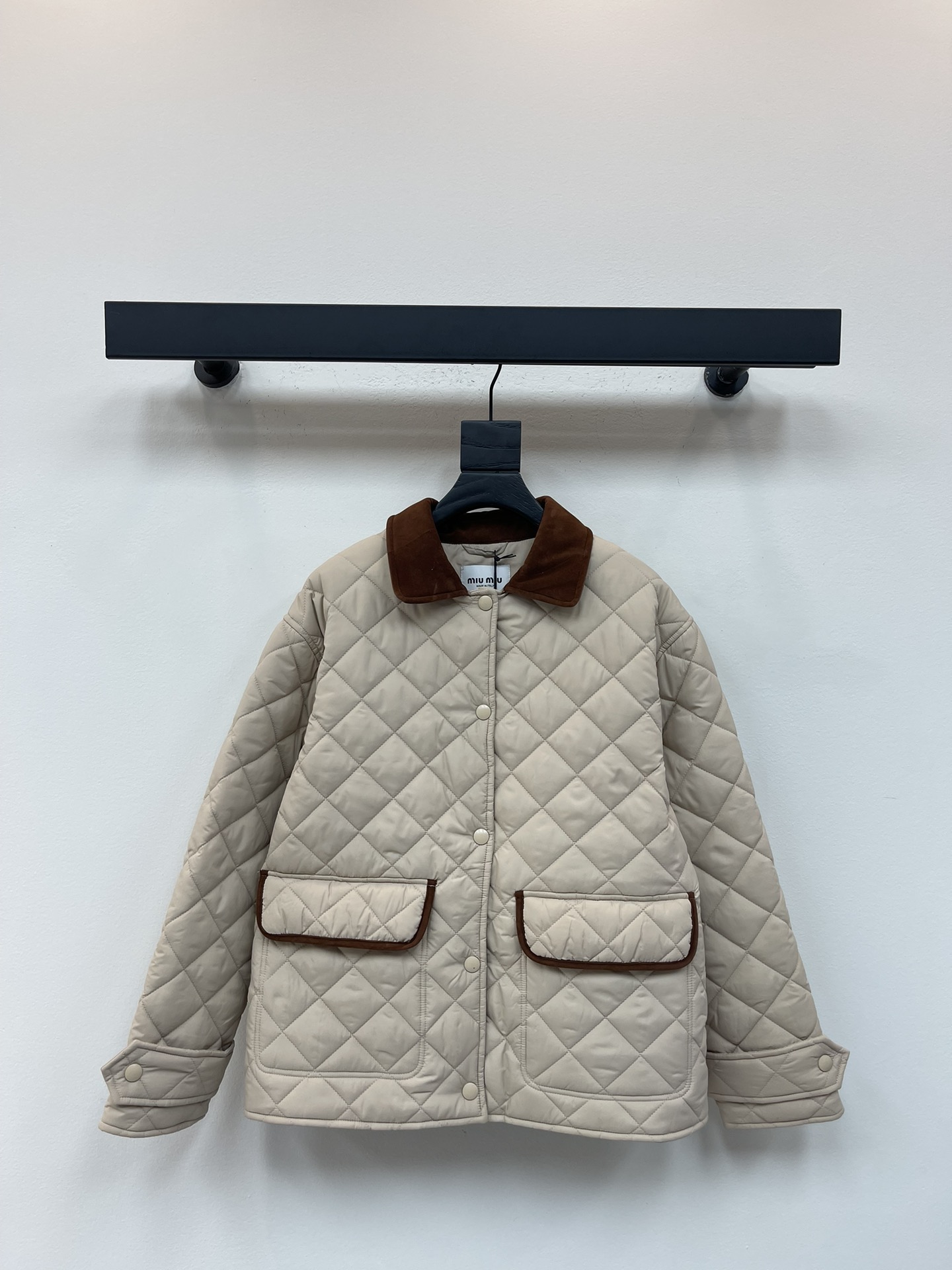 NO:463042,Miumi*25 autumn and winter new diamond lapel down cotton jacket customized YB imported windproof and waterproof nylon material, its process restores, upgraded materials, improve the function of autumn and winter cold resistance, down cotton filling the inner part, light and warm, contrasting color lambskin edge, pocket contour treatment, diamond embossing, flip pocket hand warming, increase capacity, rich and practical design, hem snap slit adjusts elasticity and fit, full of details, demonstrates low-key and high-end sense, successfully displays quality, get rid of dullness, integrates warmth and fashionable SML,,miumiu, down jacket, sheepskin, alexander wang19860909Miumi*25秋冬新款菱格翻领羽绒棉服 定制YB进口防风防水尼龙材质 其工艺还原 升级材质 提升秋冬御寒功能 羽绒棉填充内里 整件轻盈保暖 撞色小羊皮包边 口袋轮廓线处理 通体采用菱格压纹 翻盖口袋暖手增大容量 设计丰富实用 下摆按扣开衩调节松紧更合身包容 细节满满 彰显低调高级感 成功展现品质 摆脱沉闷 集保暖与时髦一体 SML,,miumiu,down jacket,sheepskin,alexander wang,Women's clothing