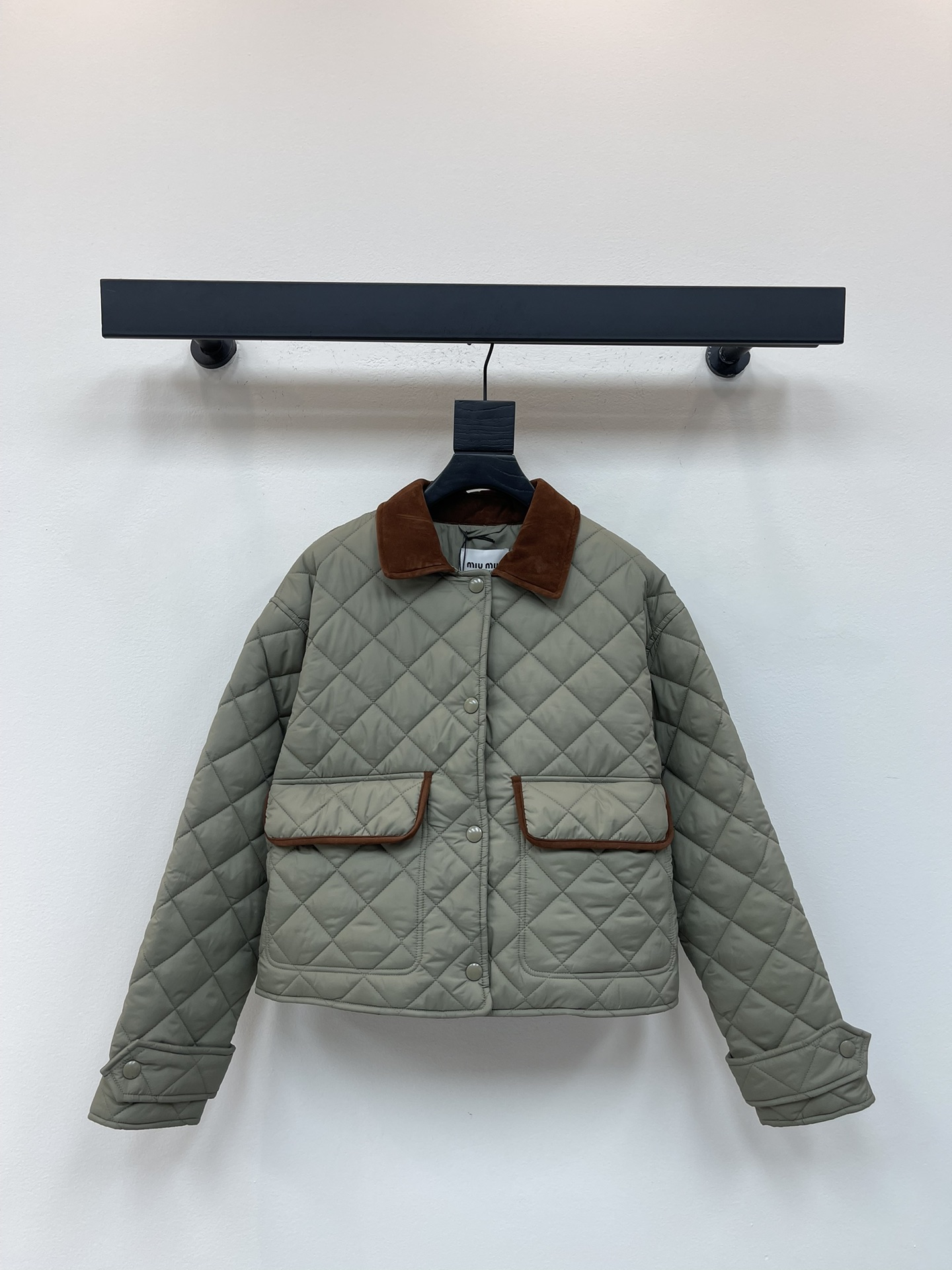 NO:463033,Miumi* 25 early autumn new military green diamond cheongsen cotton jacket jacket | Exclusive yb development!  High-end production!  The official website is on sale, the same style as the counter!  Front middle bag mouth heavy industry cuts with neat Napa sheep leather lapel and back brand logo embroidery!  Whether it is material, detail restoration degree and process production, the thickness of the cotton jacket is consistent with YB!  Every hardware and auxiliary materials are completely comparable to YB!  Fine workmanship is perfect!  SML, miumiu, jackets & coats, jackets & coats, sheepskin, alexander wang19860909Miumi* 25早秋新款军绿色菱格纹棉服夹克外套丨独家yb开发！高版出品！官网在售,专柜同款！前中袋口重工对格裁剪,搭配利落Napa羊皮革翻领和后背品牌徽标取中刺绣！不管是材质还是细节还原度以及工艺制作方面棉服厚度和yb一致！每个五金和辅料都是完全媲美yb！做工精细完美！SML,,miumiu,jackets & coats,jackets & coats,sheepskin,alexander wang,Women's clothing