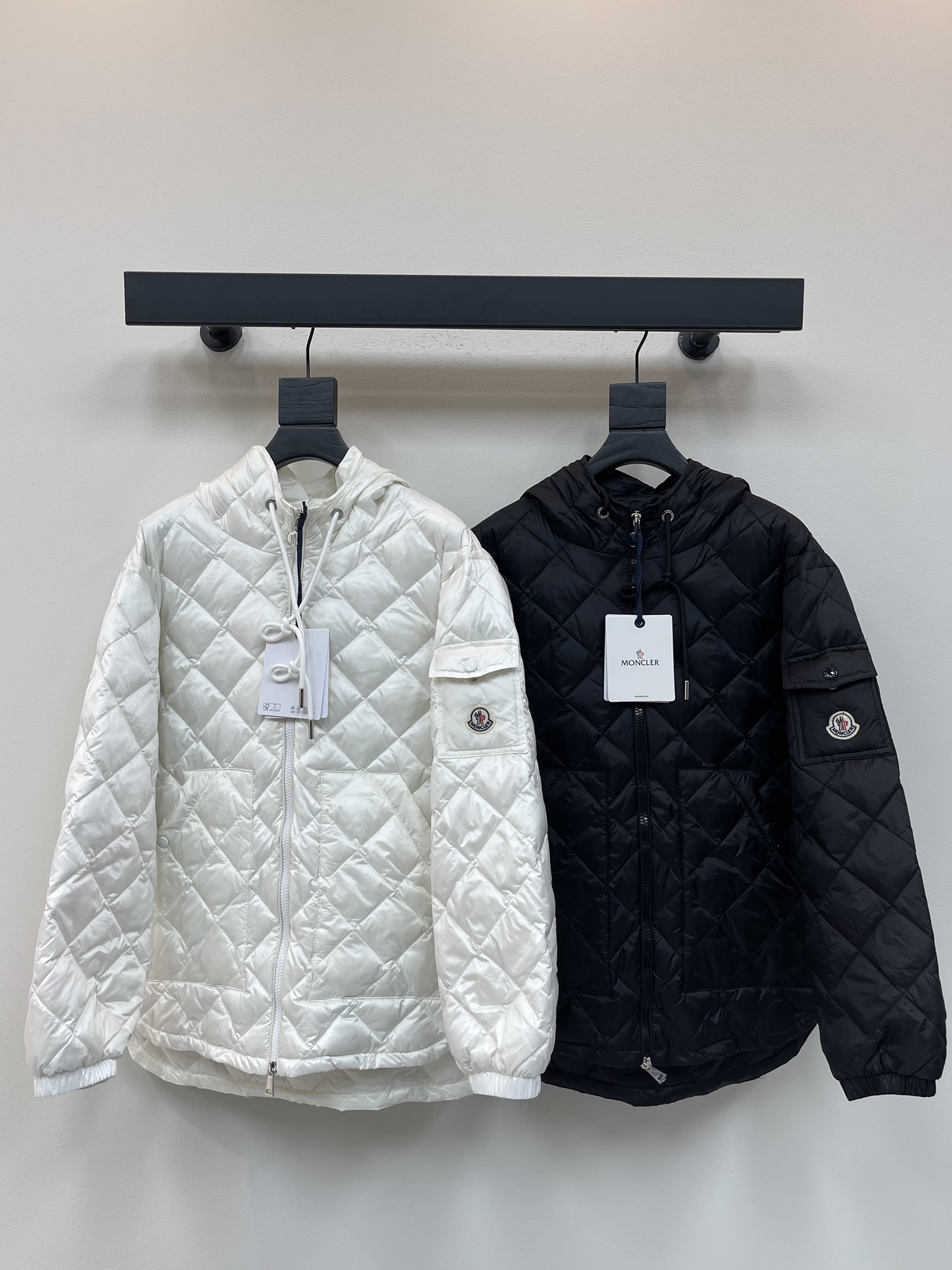 NO:462992,With dust bag Moncle cover 25 autumn and winter new diamond hooded drawstring down jacket Customized YB imported windproof and waterproof nylon material Restored craftsmanship Upgraded material Improve autumn and winter cold resistance function White goose velvet fills the inner part Light and warm Hooded drawstring style The whole body is embossed diamond embossed, oblique socket pocket hand warming increases capacity Rich and practical design Echo the outer flip pocket of the arm Emoji embossed, embellished with iconic logo patches to show low-key and high-end feel, decorate details to successfully show quality Get rid of dullness Combination of warmth and fashion Filling: White goose velvet Filling standard: National standard 90 velvet Customized surface accessories SML, Moncler, down jacket, hats, alexander wang19860909配防尘袋Moncle蒙口25秋冬新款菱格连帽抽绳羽绒服 定制YB进口防风防水尼龙材质 其工艺还原 升级材质 提升秋冬御寒功能 白鹅绒填充内里 整件轻盈保暖 连帽抽绳版型 通体采用菱格压纹 斜插口袋暖手增大容量 设计丰富实用 手臂外侧翻盖口袋呼应 点缀标志性徽标贴布 彰显低调高级感 装点细节就能成功展现品质 摆脱沉闷 集保暖与时髦一体 充绒物:白鹅绒 充绒标准:国标90绒 定制面辅料 SML,,Moncler,down jacket,hats,alexander wang,Women's clothing