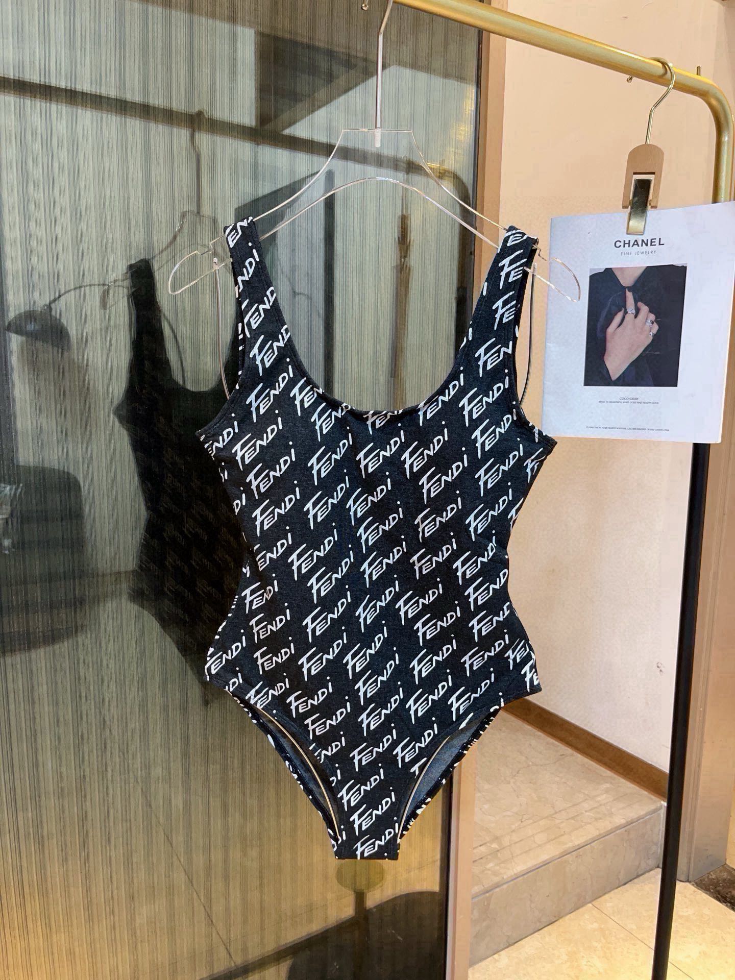 🆕
FD芬迪连体泳衣👙❤️😍🥰适合多种场景的游泳衣🏊‍♀️海边 游泳池 温泉 水上乐园 漂流都可以😌内搭