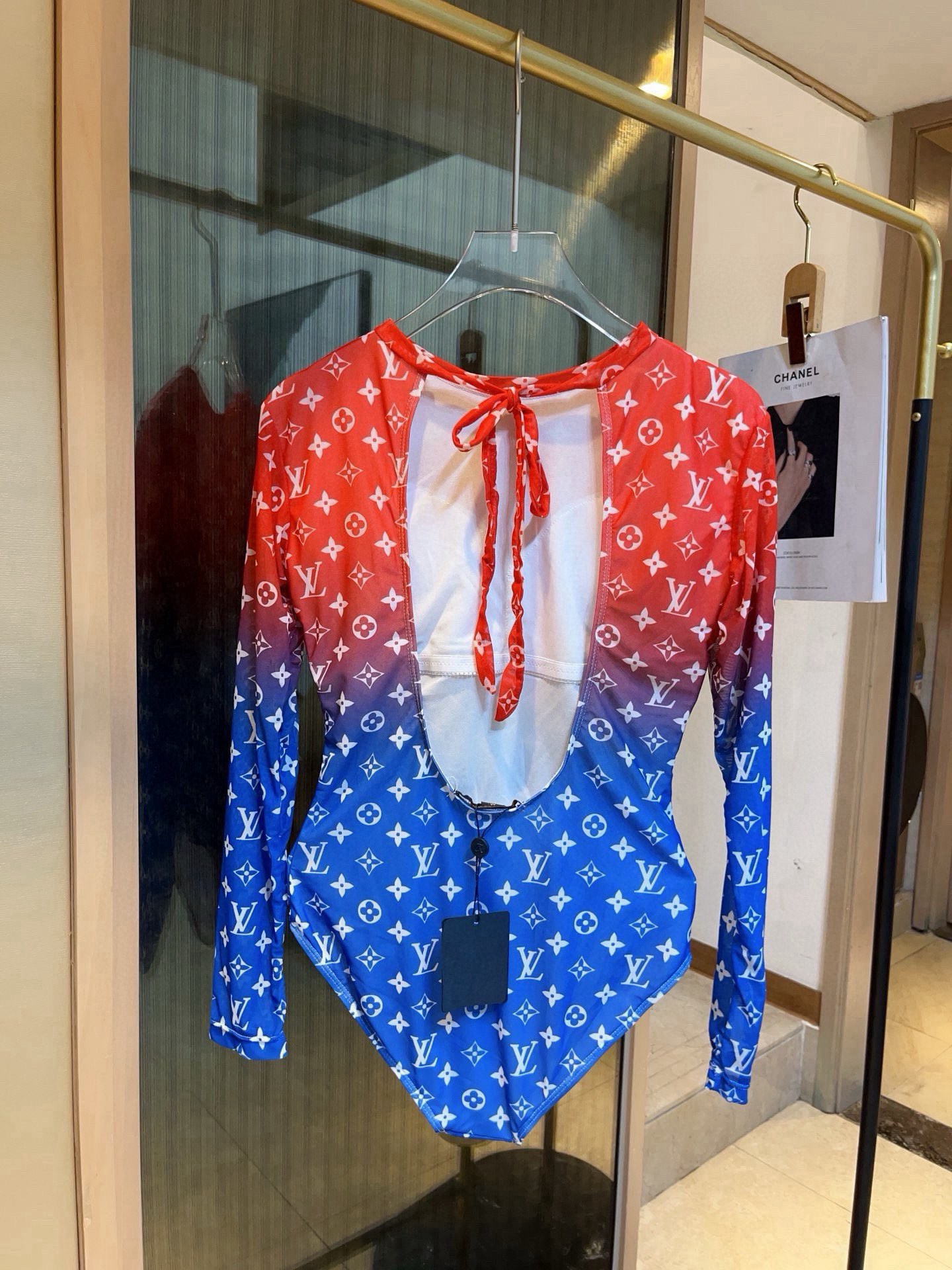 🆕
Chanel香奈儿新款连体泳衣  😍🥰适合多种场景的游泳衣🏊‍♀️海边 游泳池 温泉 水上乐园 漂流