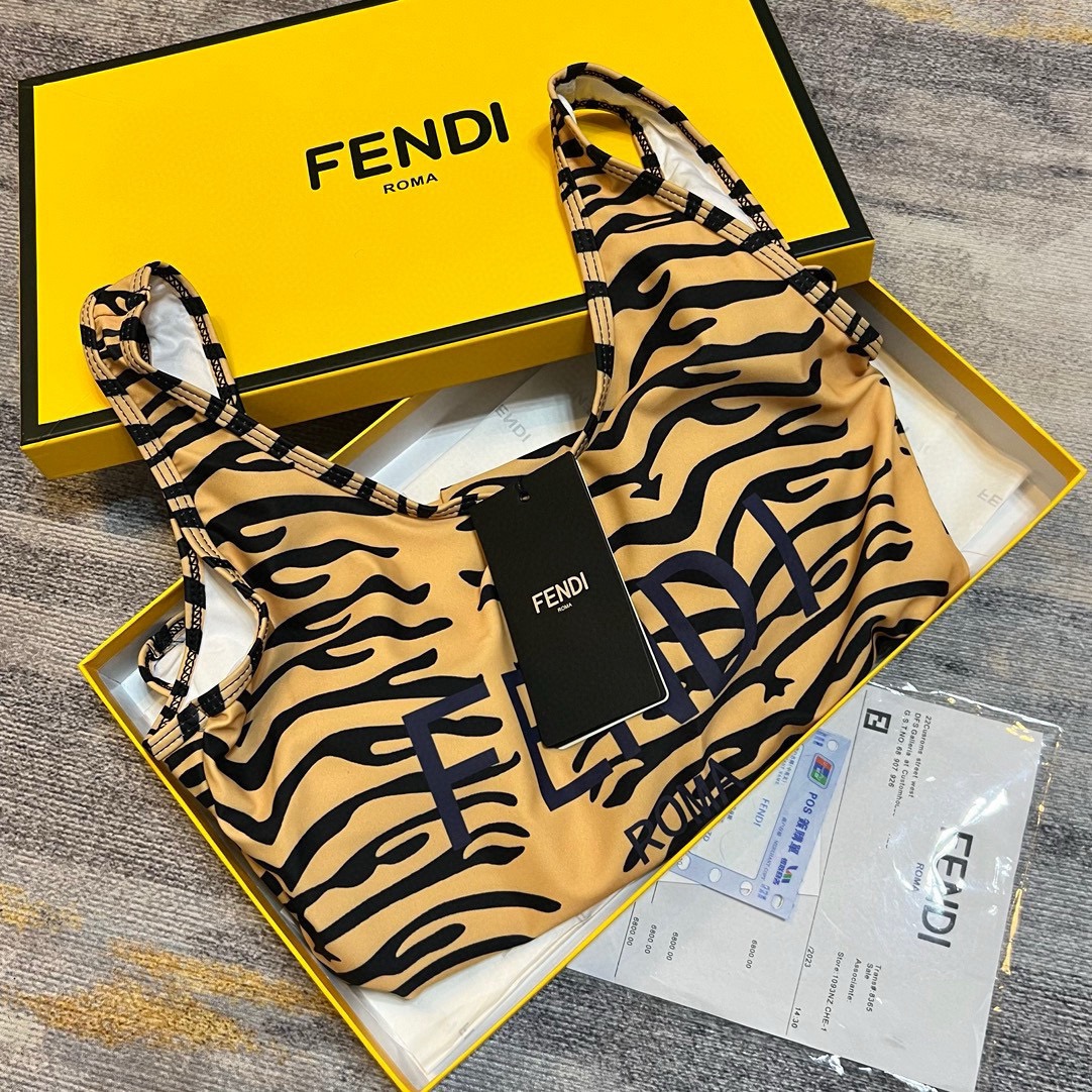 🆕
FD芬迪连体泳衣👙❤️😍🥰适合多种场景的游泳衣🏊‍♀️海边 游泳池 温泉 水上乐园 漂流都可以😌内搭
