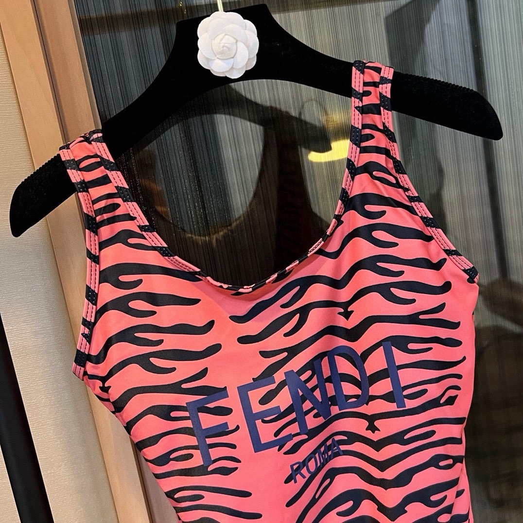 🆕
FD芬迪连体泳衣👙❤️😍🥰适合多种场景的游泳衣🏊‍♀️海边 游泳池 温泉 水上乐园 漂流都可以😌内搭