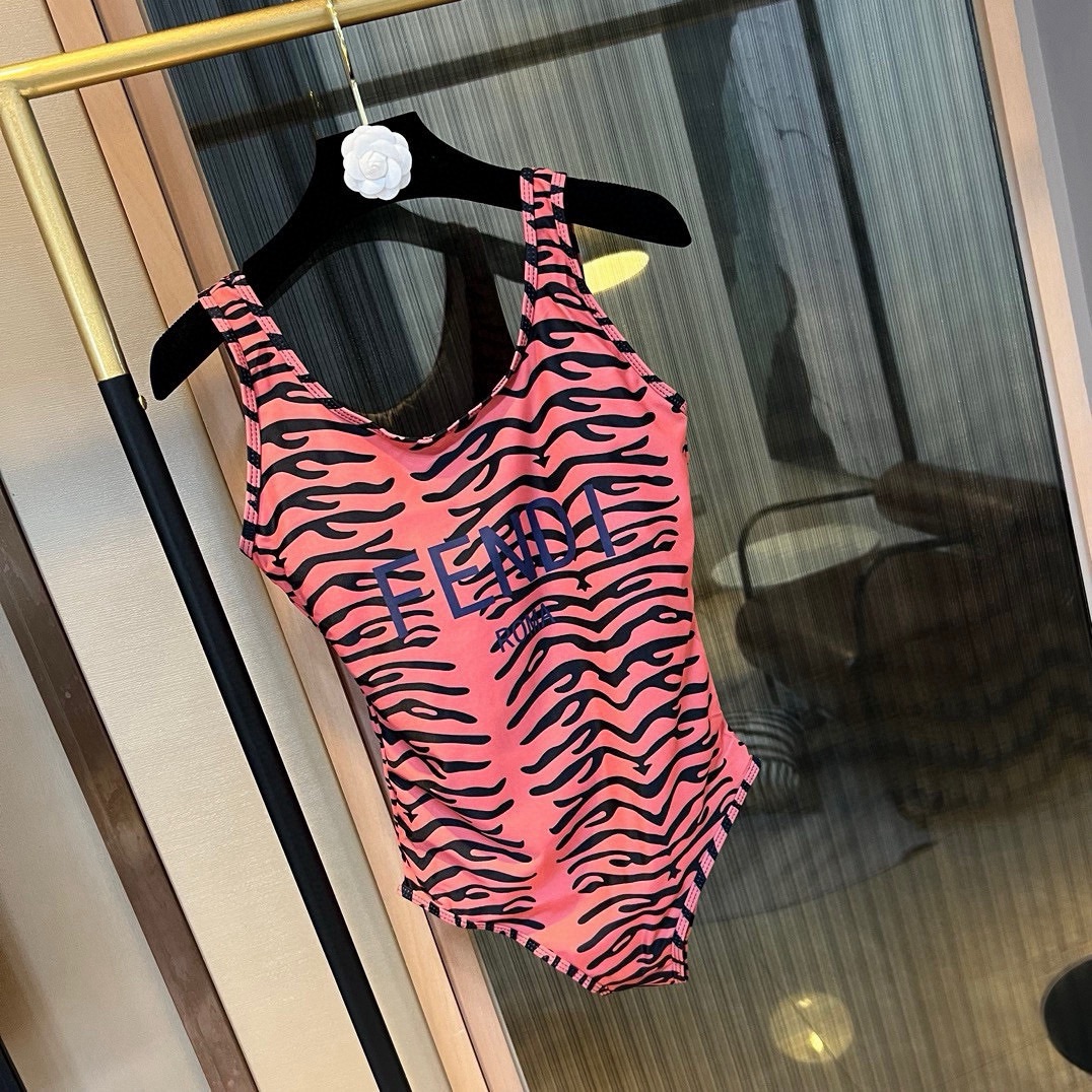 🆕
FD芬迪连体泳衣👙❤️😍🥰适合多种场景的游泳衣🏊‍♀️海边 游泳池 温泉 水上乐园 漂流都可以😌内搭