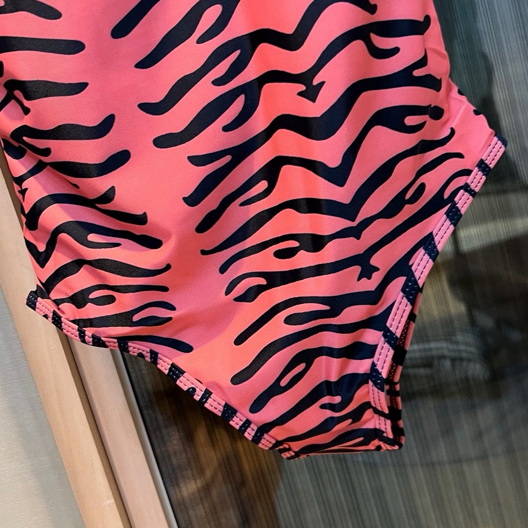 🆕
FD芬迪连体泳衣👙❤️😍🥰适合多种场景的游泳衣🏊‍♀️海边 游泳池 温泉 水上乐园 漂流都可以😌内搭