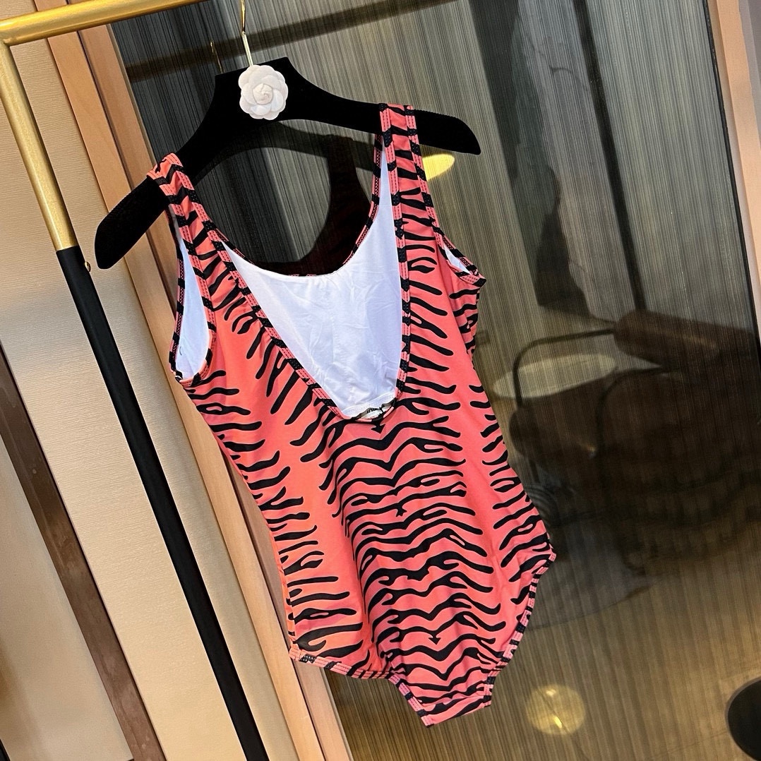 🆕
FD芬迪连体泳衣👙❤️😍🥰适合多种场景的游泳衣🏊‍♀️海边 游泳池 温泉 水上乐园 漂流都可以😌内搭