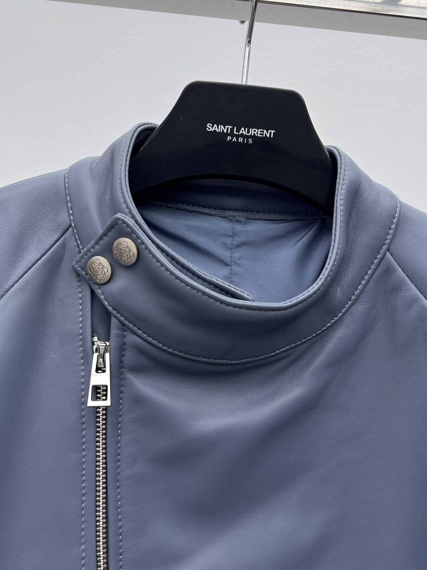 “Loew One-Size-Fits-All Lamb Skin Suit with Asymmetrical Zippers and Unique Design” - 图片 3
